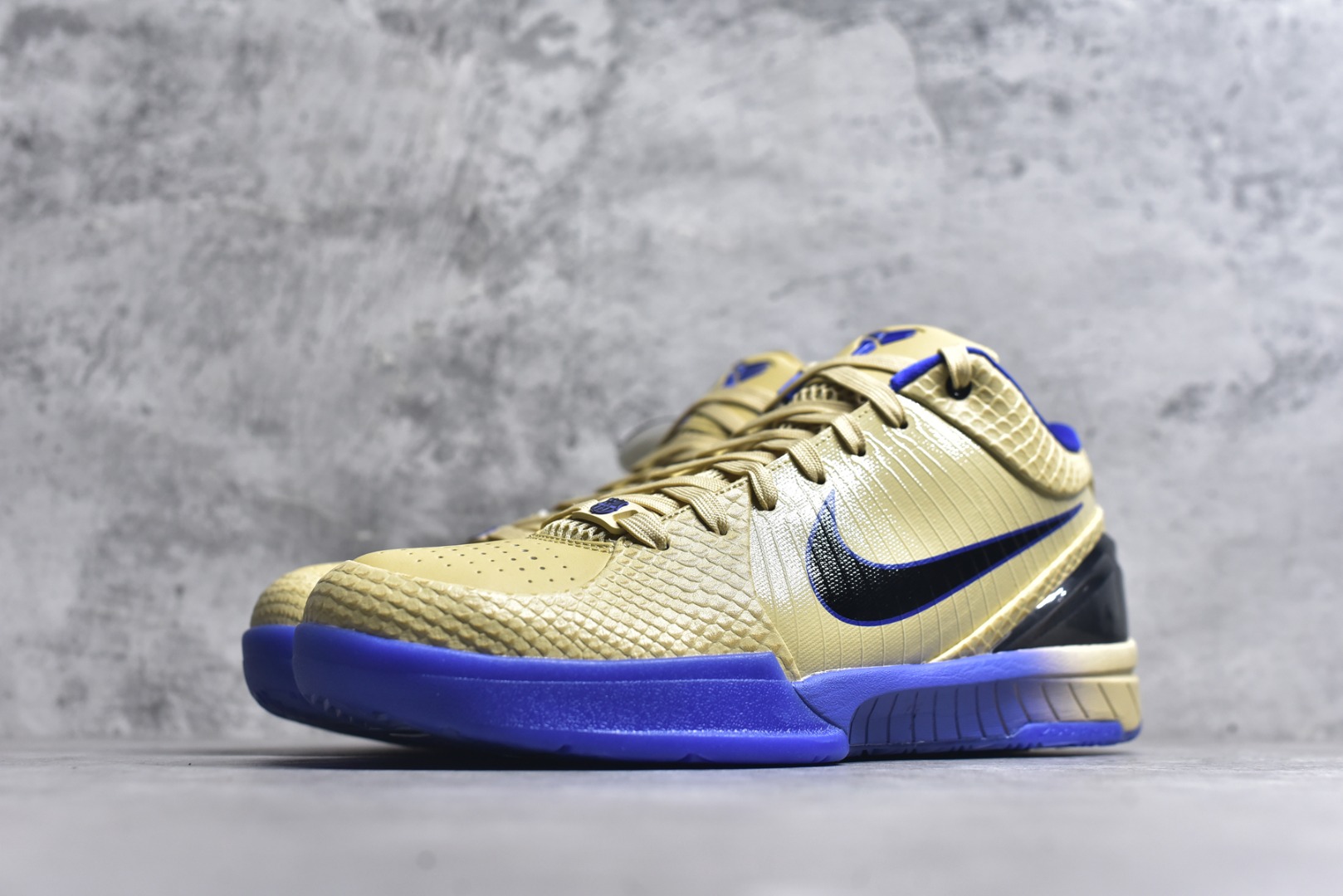 图片[2]-#灭世 NK Zoom Kobe 4 FC 科比四代 巴塞罗那 金黑紫 IM2532-701 历时半年 重新开版 最高工艺 最高标准 打造顶级实战旗舰标杆 实战属性TOP 1 接受任意版本实战性能正面PK 实力源自深耕实战球鞋的工业底蕴 王者归来绝非空穴来风 杜绝杀猪 感受一分钱十分货诚意巨作 ✅原厂超厚头层磨砂牛皮 ➕独家定制头层蛇鳞纹 ✅正确蛇鳞压印原盒 ✅原厂复刻纸板➕原楦调试 历时半年 打造近乎完美版型（包裹体验 鞋脚一体性 99% 无限接近） ✅中底MD黑色部分为特殊组合工艺 外层复合超薄绒布，触摸触感明显区分市场货品 【市场唯一同步正品工艺货品】 ✅代工级品控 一个月独家售后 为实战保驾护航 尺码：39-47.5-选品中心