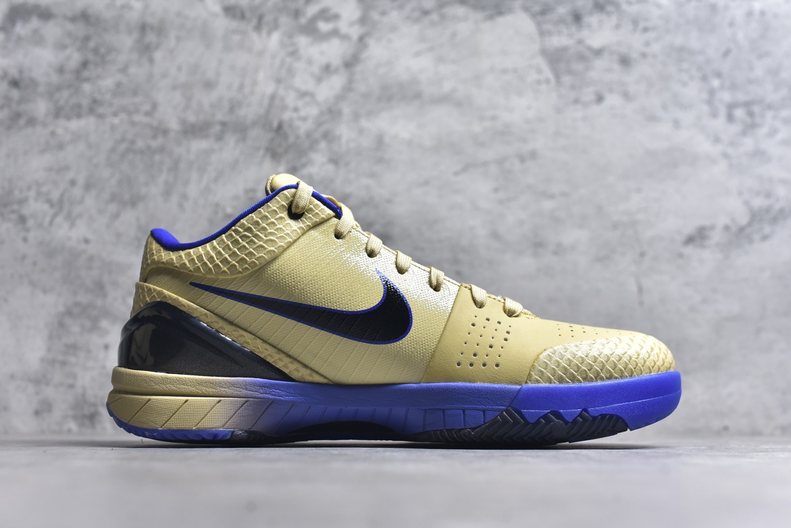 图片[3]-#灭世 NK Zoom Kobe 4 FC 科比四代 巴塞罗那 金黑紫 IM2532-701 历时半年 重新开版 最高工艺 最高标准 打造顶级实战旗舰标杆 实战属性TOP 1 接受任意版本实战性能正面PK 实力源自深耕实战球鞋的工业底蕴 王者归来绝非空穴来风 杜绝杀猪 感受一分钱十分货诚意巨作 ✅原厂超厚头层磨砂牛皮 ➕独家定制头层蛇鳞纹 ✅正确蛇鳞压印原盒 ✅原厂复刻纸板➕原楦调试 历时半年 打造近乎完美版型（包裹体验 鞋脚一体性 99% 无限接近） ✅中底MD黑色部分为特殊组合工艺 外层复合超薄绒布，触摸触感明显区分市场货品 【市场唯一同步正品工艺货品】 ✅代工级品控 一个月独家售后 为实战保驾护航 尺码：39-47.5-选品中心