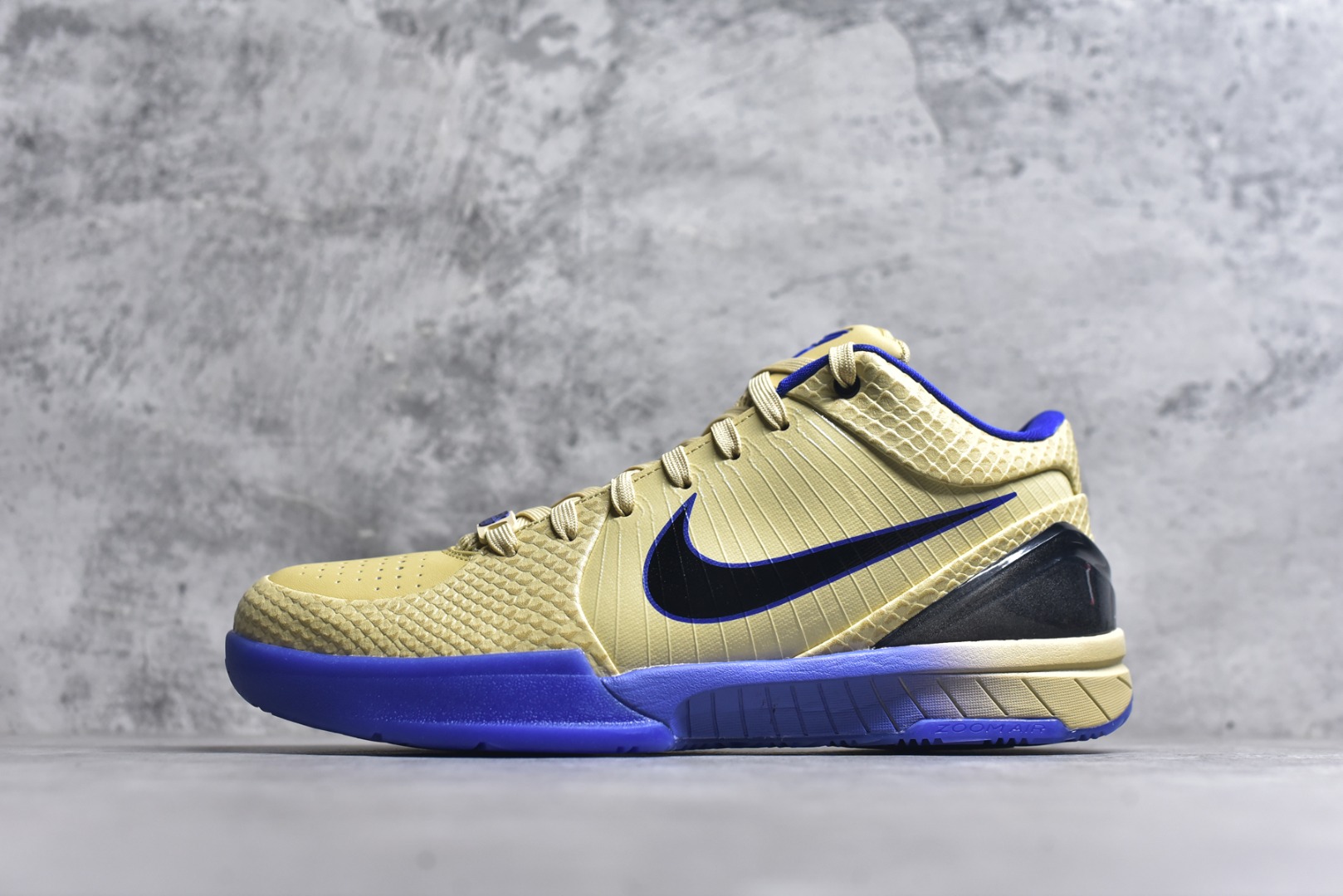 #灭世 NK Zoom Kobe 4 FC 科比四代 巴塞罗那 金黑紫 IM2532-701 历时半年 重新开版 最高工艺 最高标准 打造顶级实战旗舰标杆 实战属性TOP 1 接受任意版本实战性能正面PK 实力源自深耕实战球鞋的工业底蕴 王者归来绝非空穴来风 杜绝杀猪 感受一分钱十分货诚意巨作 ✅原厂超厚头层磨砂牛皮 ➕独家定制头层蛇鳞纹 ✅正确蛇鳞压印原盒 ✅原厂复刻纸板➕原楦调试 历时半年 打造近乎完美版型（包裹体验 鞋脚一体性 99% 无限接近） ✅中底MD黑色部分为特殊组合工艺 外层复合超薄绒布，触摸触感明显区分市场货品 【市场唯一同步正品工艺货品】 ✅代工级品控 一个月独家售后 为实战保驾护航 尺码：39-47.5-选品中心