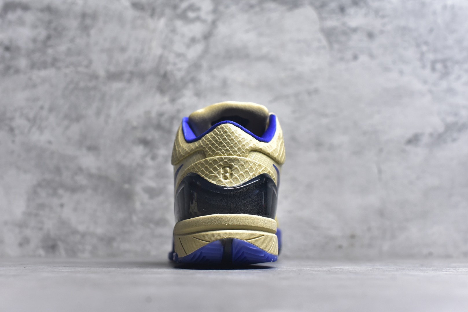 图片[5]-#灭世 NK Zoom Kobe 4 FC 科比四代 巴塞罗那 金黑紫 IM2532-701 历时半年 重新开版 最高工艺 最高标准 打造顶级实战旗舰标杆 实战属性TOP 1 接受任意版本实战性能正面PK 实力源自深耕实战球鞋的工业底蕴 王者归来绝非空穴来风 杜绝杀猪 感受一分钱十分货诚意巨作 ✅原厂超厚头层磨砂牛皮 ➕独家定制头层蛇鳞纹 ✅正确蛇鳞压印原盒 ✅原厂复刻纸板➕原楦调试 历时半年 打造近乎完美版型（包裹体验 鞋脚一体性 99% 无限接近） ✅中底MD黑色部分为特殊组合工艺 外层复合超薄绒布，触摸触感明显区分市场货品 【市场唯一同步正品工艺货品】 ✅代工级品控 一个月独家售后 为实战保驾护航 尺码：39-47.5-选品中心