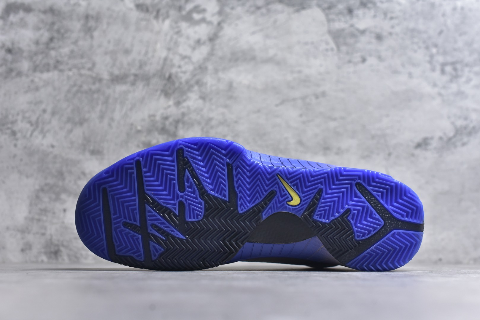 图片[6]-#灭世 NK Zoom Kobe 4 FC 科比四代 巴塞罗那 金黑紫 IM2532-701 历时半年 重新开版 最高工艺 最高标准 打造顶级实战旗舰标杆 实战属性TOP 1 接受任意版本实战性能正面PK 实力源自深耕实战球鞋的工业底蕴 王者归来绝非空穴来风 杜绝杀猪 感受一分钱十分货诚意巨作 ✅原厂超厚头层磨砂牛皮 ➕独家定制头层蛇鳞纹 ✅正确蛇鳞压印原盒 ✅原厂复刻纸板➕原楦调试 历时半年 打造近乎完美版型（包裹体验 鞋脚一体性 99% 无限接近） ✅中底MD黑色部分为特殊组合工艺 外层复合超薄绒布，触摸触感明显区分市场货品 【市场唯一同步正品工艺货品】 ✅代工级品控 一个月独家售后 为实战保驾护航 尺码：39-47.5-选品中心