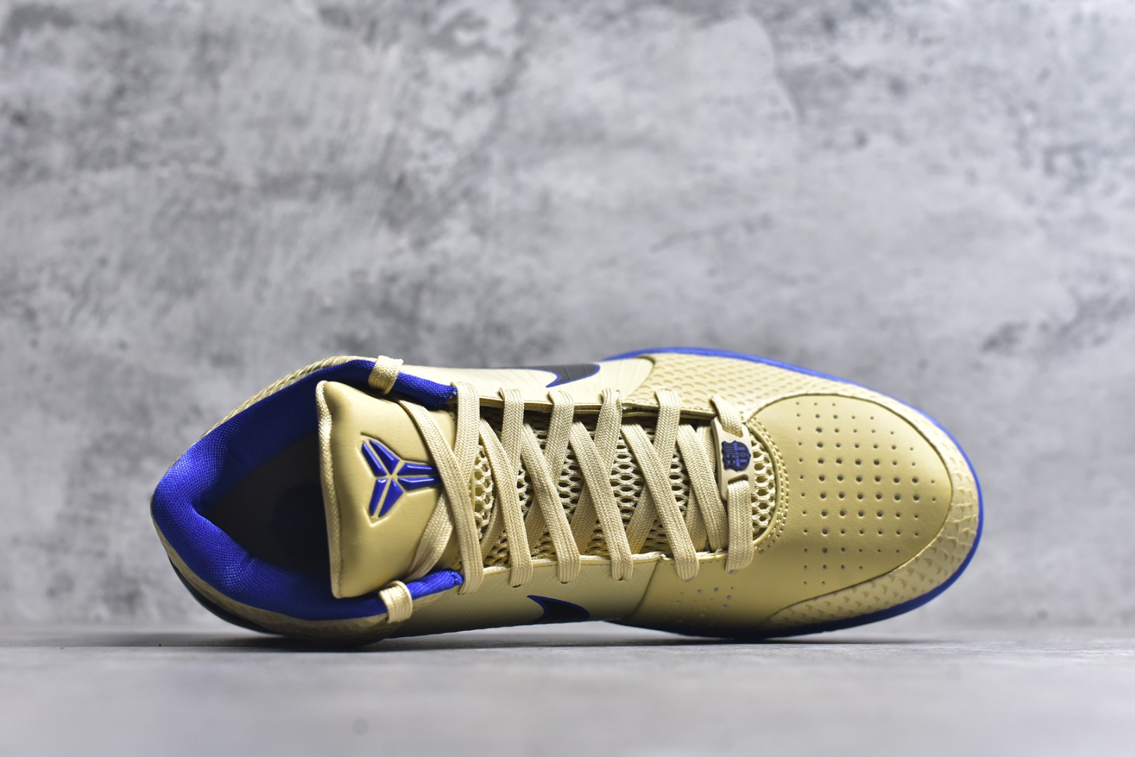 图片[4]-#灭世 NK Zoom Kobe 4 FC 科比四代 巴塞罗那 金黑紫 IM2532-701 历时半年 重新开版 最高工艺 最高标准 打造顶级实战旗舰标杆 实战属性TOP 1 接受任意版本实战性能正面PK 实力源自深耕实战球鞋的工业底蕴 王者归来绝非空穴来风 杜绝杀猪 感受一分钱十分货诚意巨作 ✅原厂超厚头层磨砂牛皮 ➕独家定制头层蛇鳞纹 ✅正确蛇鳞压印原盒 ✅原厂复刻纸板➕原楦调试 历时半年 打造近乎完美版型（包裹体验 鞋脚一体性 99% 无限接近） ✅中底MD黑色部分为特殊组合工艺 外层复合超薄绒布，触摸触感明显区分市场货品 【市场唯一同步正品工艺货品】 ✅代工级品控 一个月独家售后 为实战保驾护航 尺码：39-47.5-选品中心