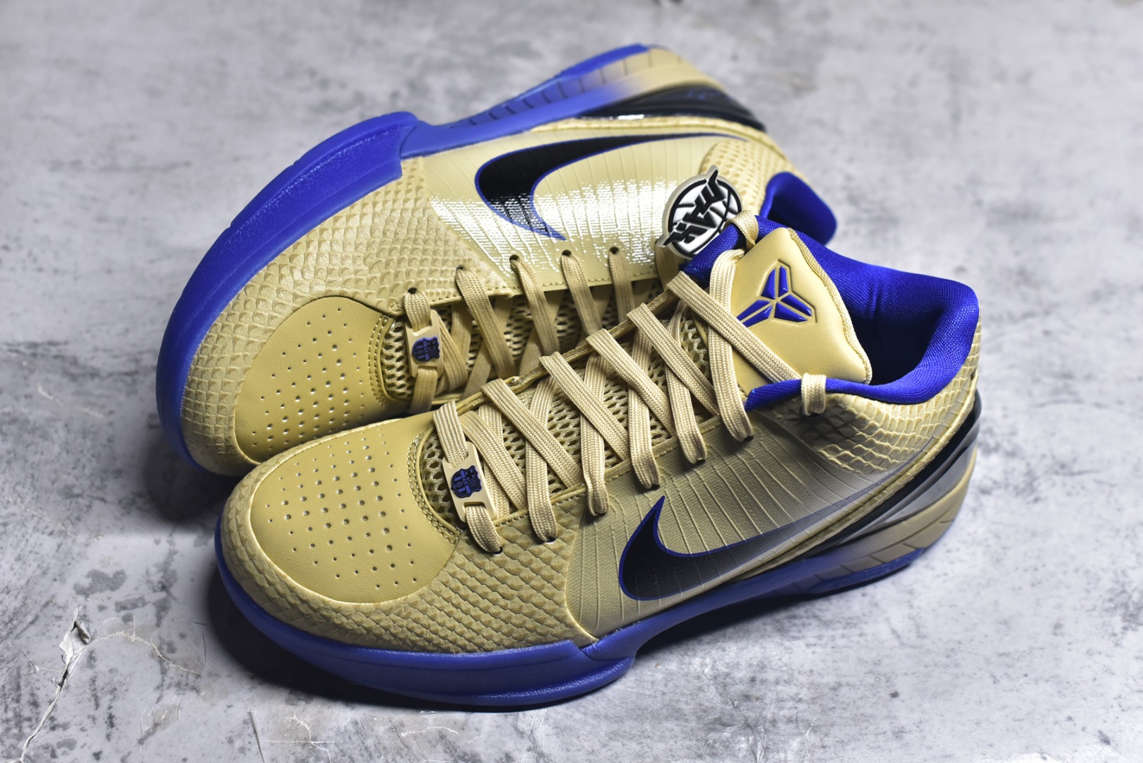 图片[7]-#灭世 NK Zoom Kobe 4 FC 科比四代 巴塞罗那 金黑紫 IM2532-701 历时半年 重新开版 最高工艺 最高标准 打造顶级实战旗舰标杆 实战属性TOP 1 接受任意版本实战性能正面PK 实力源自深耕实战球鞋的工业底蕴 王者归来绝非空穴来风 杜绝杀猪 感受一分钱十分货诚意巨作 ✅原厂超厚头层磨砂牛皮 ➕独家定制头层蛇鳞纹 ✅正确蛇鳞压印原盒 ✅原厂复刻纸板➕原楦调试 历时半年 打造近乎完美版型（包裹体验 鞋脚一体性 99% 无限接近） ✅中底MD黑色部分为特殊组合工艺 外层复合超薄绒布，触摸触感明显区分市场货品 【市场唯一同步正品工艺货品】 ✅代工级品控 一个月独家售后 为实战保驾护航 尺码：39-47.5-选品中心