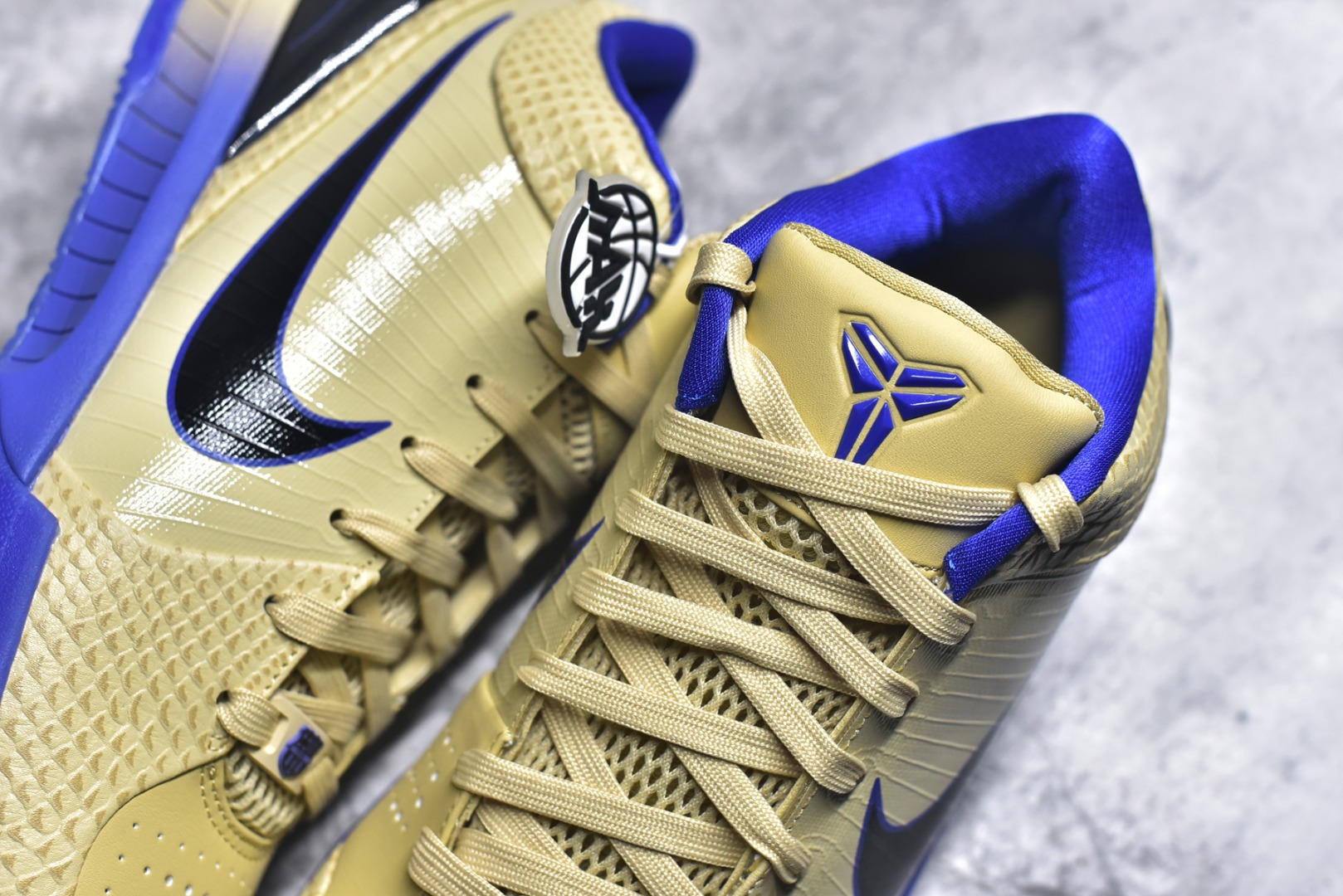 图片[9]-#灭世 NK Zoom Kobe 4 FC 科比四代 巴塞罗那 金黑紫 IM2532-701 历时半年 重新开版 最高工艺 最高标准 打造顶级实战旗舰标杆 实战属性TOP 1 接受任意版本实战性能正面PK 实力源自深耕实战球鞋的工业底蕴 王者归来绝非空穴来风 杜绝杀猪 感受一分钱十分货诚意巨作 ✅原厂超厚头层磨砂牛皮 ➕独家定制头层蛇鳞纹 ✅正确蛇鳞压印原盒 ✅原厂复刻纸板➕原楦调试 历时半年 打造近乎完美版型（包裹体验 鞋脚一体性 99% 无限接近） ✅中底MD黑色部分为特殊组合工艺 外层复合超薄绒布，触摸触感明显区分市场货品 【市场唯一同步正品工艺货品】 ✅代工级品控 一个月独家售后 为实战保驾护航 尺码：39-47.5-选品中心