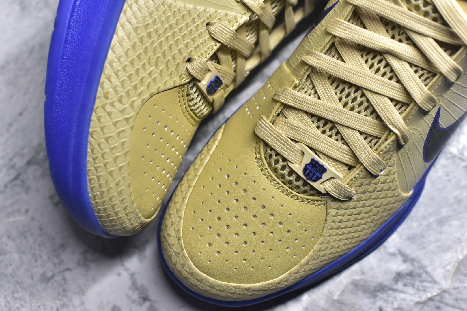 图片[8]-#灭世 NK Zoom Kobe 4 FC 科比四代 巴塞罗那 金黑紫 IM2532-701 历时半年 重新开版 最高工艺 最高标准 打造顶级实战旗舰标杆 实战属性TOP 1 接受任意版本实战性能正面PK 实力源自深耕实战球鞋的工业底蕴 王者归来绝非空穴来风 杜绝杀猪 感受一分钱十分货诚意巨作 ✅原厂超厚头层磨砂牛皮 ➕独家定制头层蛇鳞纹 ✅正确蛇鳞压印原盒 ✅原厂复刻纸板➕原楦调试 历时半年 打造近乎完美版型（包裹体验 鞋脚一体性 99% 无限接近） ✅中底MD黑色部分为特殊组合工艺 外层复合超薄绒布，触摸触感明显区分市场货品 【市场唯一同步正品工艺货品】 ✅代工级品控 一个月独家售后 为实战保驾护航 尺码：39-47.5-选品中心
