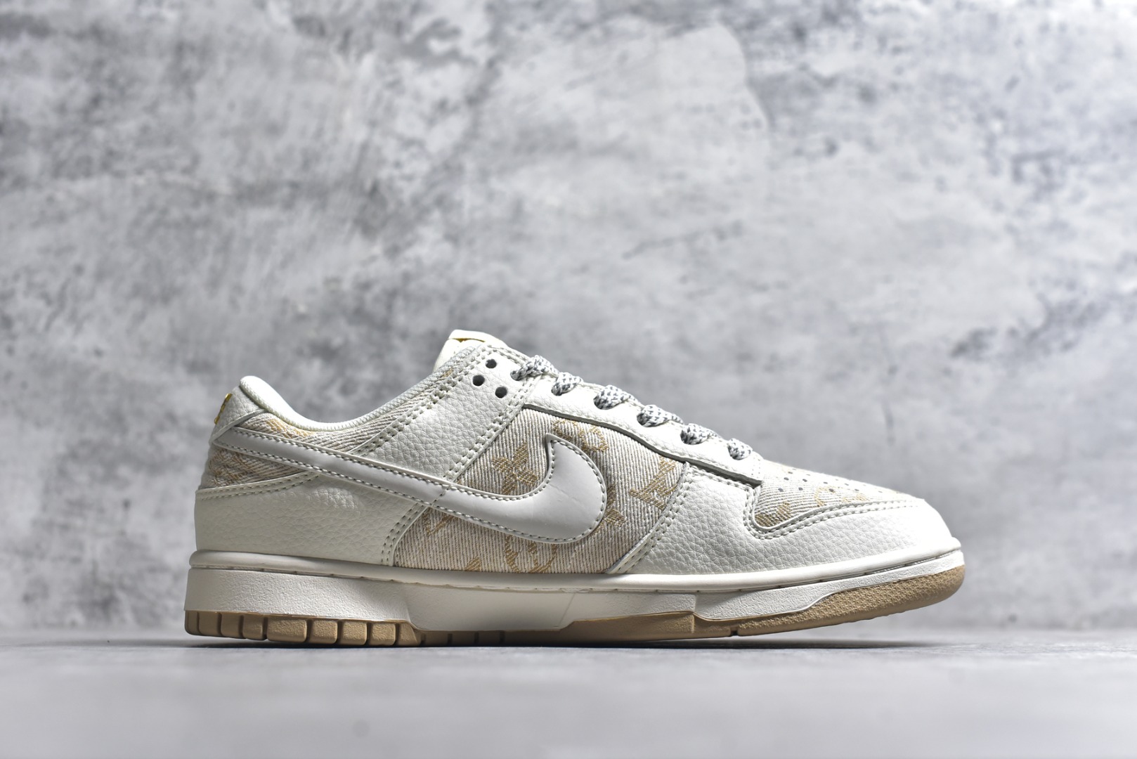 图片[3]-#海外爆款限量发售！Nike Air Dunk LOW 1“LV联名——牛仔棕拼接 ”经典牛仔蓝红搭配 满天星鞋带 海外潮流爆款 低帮 复古 减震 防滑 耐磨 篮球鞋 定制鞋盒 大厂纯原品质出货 超高清洁度 皮料切割干净无任何毛边 细节完美 货号：JP1628-007 尺码：36 36.5 37.5 38 38.5 39 40 40.5 41 42 42.5 43 44 44.5 45-选品中心