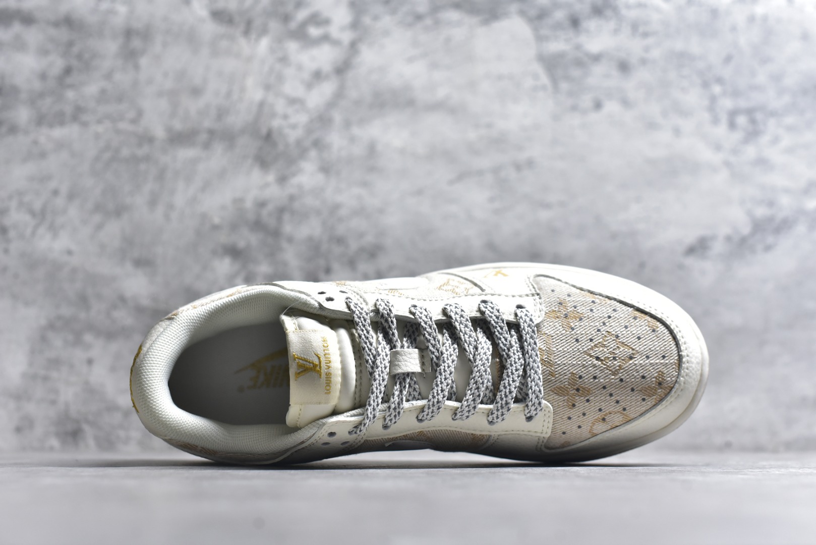 图片[4]-#海外爆款限量发售！Nike Air Dunk LOW 1“LV联名——牛仔棕拼接 ”经典牛仔蓝红搭配 满天星鞋带 海外潮流爆款 低帮 复古 减震 防滑 耐磨 篮球鞋 定制鞋盒 大厂纯原品质出货 超高清洁度 皮料切割干净无任何毛边 细节完美 货号：JP1628-007 尺码：36 36.5 37.5 38 38.5 39 40 40.5 41 42 42.5 43 44 44.5 45-选品中心