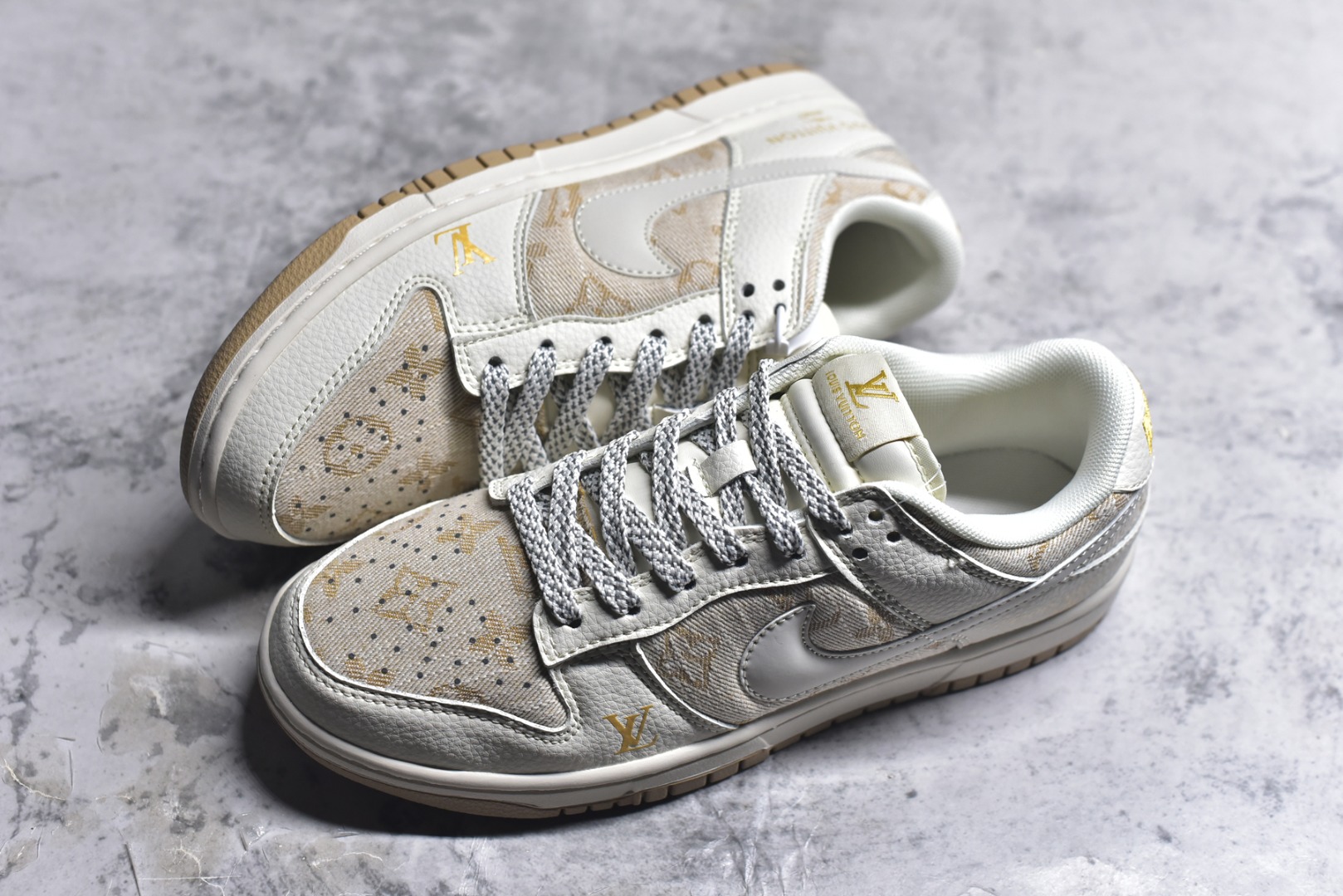 图片[7]-#海外爆款限量发售！Nike Air Dunk LOW 1“LV联名——牛仔棕拼接 ”经典牛仔蓝红搭配 满天星鞋带 海外潮流爆款 低帮 复古 减震 防滑 耐磨 篮球鞋 定制鞋盒 大厂纯原品质出货 超高清洁度 皮料切割干净无任何毛边 细节完美 货号：JP1628-007 尺码：36 36.5 37.5 38 38.5 39 40 40.5 41 42 42.5 43 44 44.5 45-选品中心