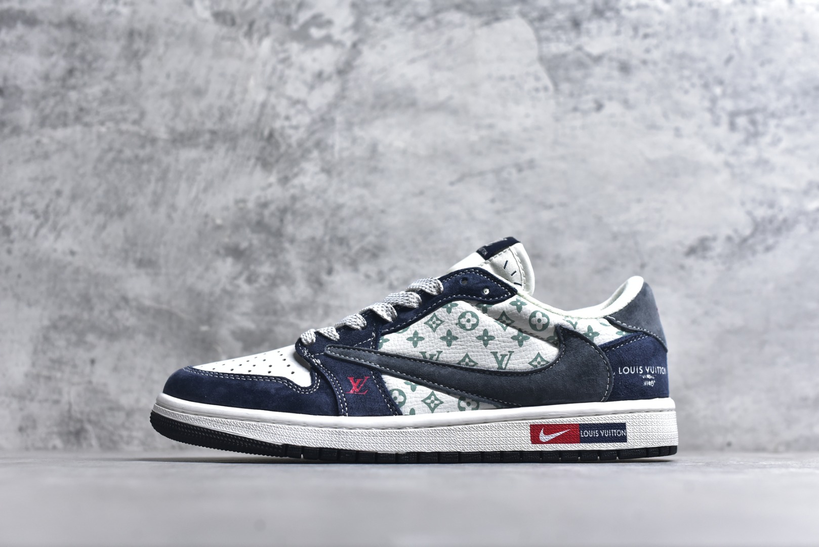 #海外爆款限量发售！Travis Scott x Fragment Design x Jordan Air Jordan 1 Low OG SP “LV联名——灰蓝印花猪八” 多方联名合作融合了Travi翻毛蓝勾s Scott 独特的音乐风格，藤原浩个性的设计风格以及Jordan品牌的经典元素 使其成为一双具有独特身份和价值的鞋子 清新而立体的外观加上联名标识更突出了其独特身份 这种配色方案显示出活力和时尚感 在视觉上引人注目 鞋身的质感和细腻的细节处理使其显得高端而格调十足 这款“倒钩”联名是设计与创意完美结合 融合多方的个性风格是一款备受瞩目的潮流鞋款 低帮休闲板鞋 定制鞋盒 大厂纯原品质出货 超高清洁度 皮料切割干净无任何毛边 细节完美 货号：DZ5899-034 尺码：36 36.5 37.5 38 38.5 39 40 40.5 41 42 42.5 43 44 44.5 45-选品中心