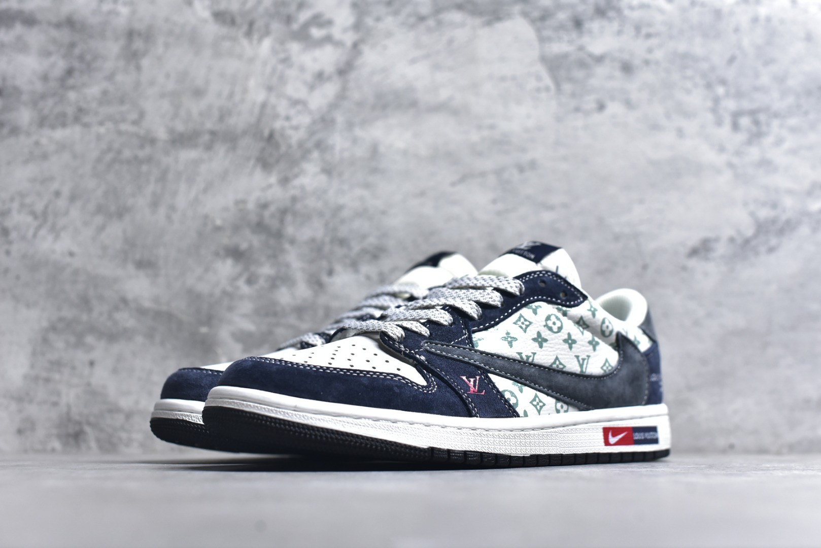图片[2]-#海外爆款限量发售！Travis Scott x Fragment Design x Jordan Air Jordan 1 Low OG SP “LV联名——灰蓝印花猪八” 多方联名合作融合了Travi翻毛蓝勾s Scott 独特的音乐风格，藤原浩个性的设计风格以及Jordan品牌的经典元素 使其成为一双具有独特身份和价值的鞋子 清新而立体的外观加上联名标识更突出了其独特身份 这种配色方案显示出活力和时尚感 在视觉上引人注目 鞋身的质感和细腻的细节处理使其显得高端而格调十足 这款“倒钩”联名是设计与创意完美结合 融合多方的个性风格是一款备受瞩目的潮流鞋款 低帮休闲板鞋 定制鞋盒 大厂纯原品质出货 超高清洁度 皮料切割干净无任何毛边 细节完美 货号：DZ5899-034 尺码：36 36.5 37.5 38 38.5 39 40 40.5 41 42 42.5 43 44 44.5 45-选品中心
