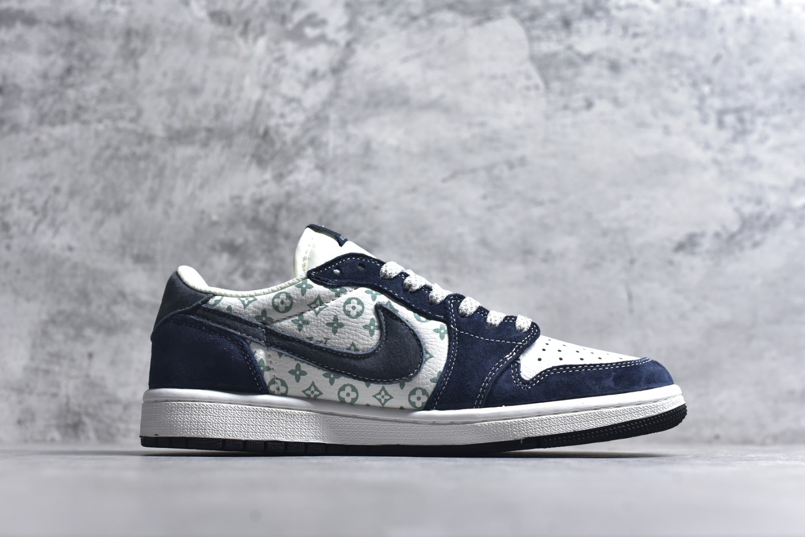 图片[3]-#海外爆款限量发售！Travis Scott x Fragment Design x Jordan Air Jordan 1 Low OG SP “LV联名——灰蓝印花猪八” 多方联名合作融合了Travi翻毛蓝勾s Scott 独特的音乐风格，藤原浩个性的设计风格以及Jordan品牌的经典元素 使其成为一双具有独特身份和价值的鞋子 清新而立体的外观加上联名标识更突出了其独特身份 这种配色方案显示出活力和时尚感 在视觉上引人注目 鞋身的质感和细腻的细节处理使其显得高端而格调十足 这款“倒钩”联名是设计与创意完美结合 融合多方的个性风格是一款备受瞩目的潮流鞋款 低帮休闲板鞋 定制鞋盒 大厂纯原品质出货 超高清洁度 皮料切割干净无任何毛边 细节完美 货号：DZ5899-034 尺码：36 36.5 37.5 38 38.5 39 40 40.5 41 42 42.5 43 44 44.5 45-选品中心