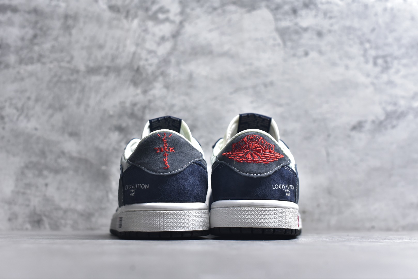 图片[5]-#海外爆款限量发售！Travis Scott x Fragment Design x Jordan Air Jordan 1 Low OG SP “LV联名——灰蓝印花猪八” 多方联名合作融合了Travi翻毛蓝勾s Scott 独特的音乐风格，藤原浩个性的设计风格以及Jordan品牌的经典元素 使其成为一双具有独特身份和价值的鞋子 清新而立体的外观加上联名标识更突出了其独特身份 这种配色方案显示出活力和时尚感 在视觉上引人注目 鞋身的质感和细腻的细节处理使其显得高端而格调十足 这款“倒钩”联名是设计与创意完美结合 融合多方的个性风格是一款备受瞩目的潮流鞋款 低帮休闲板鞋 定制鞋盒 大厂纯原品质出货 超高清洁度 皮料切割干净无任何毛边 细节完美 货号：DZ5899-034 尺码：36 36.5 37.5 38 38.5 39 40 40.5 41 42 42.5 43 44 44.5 45-选品中心