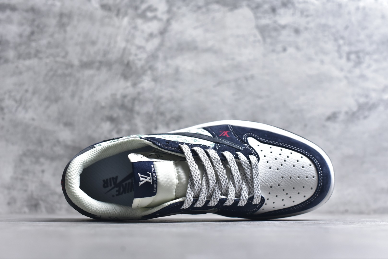 图片[4]-#海外爆款限量发售！Travis Scott x Fragment Design x Jordan Air Jordan 1 Low OG SP “LV联名——灰蓝印花猪八” 多方联名合作融合了Travi翻毛蓝勾s Scott 独特的音乐风格，藤原浩个性的设计风格以及Jordan品牌的经典元素 使其成为一双具有独特身份和价值的鞋子 清新而立体的外观加上联名标识更突出了其独特身份 这种配色方案显示出活力和时尚感 在视觉上引人注目 鞋身的质感和细腻的细节处理使其显得高端而格调十足 这款“倒钩”联名是设计与创意完美结合 融合多方的个性风格是一款备受瞩目的潮流鞋款 低帮休闲板鞋 定制鞋盒 大厂纯原品质出货 超高清洁度 皮料切割干净无任何毛边 细节完美 货号：DZ5899-034 尺码：36 36.5 37.5 38 38.5 39 40 40.5 41 42 42.5 43 44 44.5 45-选品中心