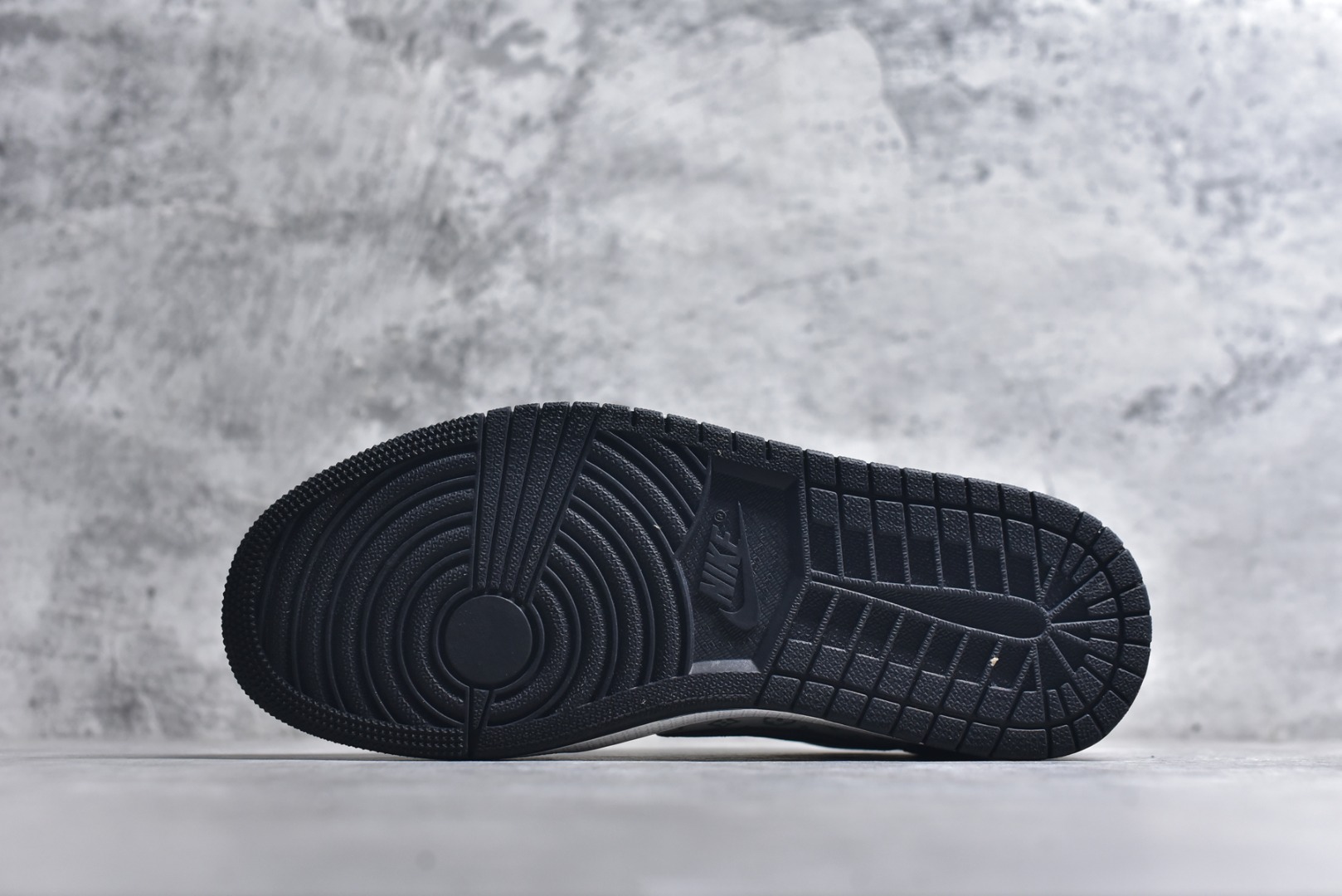 图片[6]-#海外爆款限量发售！Travis Scott x Fragment Design x Jordan Air Jordan 1 Low OG SP “LV联名——灰蓝印花猪八” 多方联名合作融合了Travi翻毛蓝勾s Scott 独特的音乐风格，藤原浩个性的设计风格以及Jordan品牌的经典元素 使其成为一双具有独特身份和价值的鞋子 清新而立体的外观加上联名标识更突出了其独特身份 这种配色方案显示出活力和时尚感 在视觉上引人注目 鞋身的质感和细腻的细节处理使其显得高端而格调十足 这款“倒钩”联名是设计与创意完美结合 融合多方的个性风格是一款备受瞩目的潮流鞋款 低帮休闲板鞋 定制鞋盒 大厂纯原品质出货 超高清洁度 皮料切割干净无任何毛边 细节完美 货号：DZ5899-034 尺码：36 36.5 37.5 38 38.5 39 40 40.5 41 42 42.5 43 44 44.5 45-选品中心