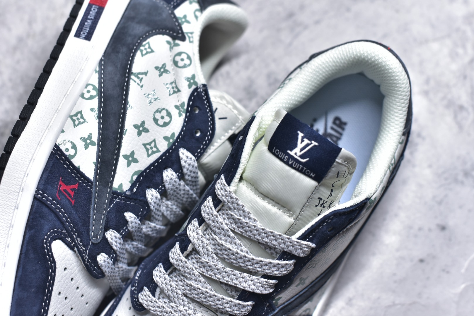 图片[9]-#海外爆款限量发售！Travis Scott x Fragment Design x Jordan Air Jordan 1 Low OG SP “LV联名——灰蓝印花猪八” 多方联名合作融合了Travi翻毛蓝勾s Scott 独特的音乐风格，藤原浩个性的设计风格以及Jordan品牌的经典元素 使其成为一双具有独特身份和价值的鞋子 清新而立体的外观加上联名标识更突出了其独特身份 这种配色方案显示出活力和时尚感 在视觉上引人注目 鞋身的质感和细腻的细节处理使其显得高端而格调十足 这款“倒钩”联名是设计与创意完美结合 融合多方的个性风格是一款备受瞩目的潮流鞋款 低帮休闲板鞋 定制鞋盒 大厂纯原品质出货 超高清洁度 皮料切割干净无任何毛边 细节完美 货号：DZ5899-034 尺码：36 36.5 37.5 38 38.5 39 40 40.5 41 42 42.5 43 44 44.5 45-选品中心