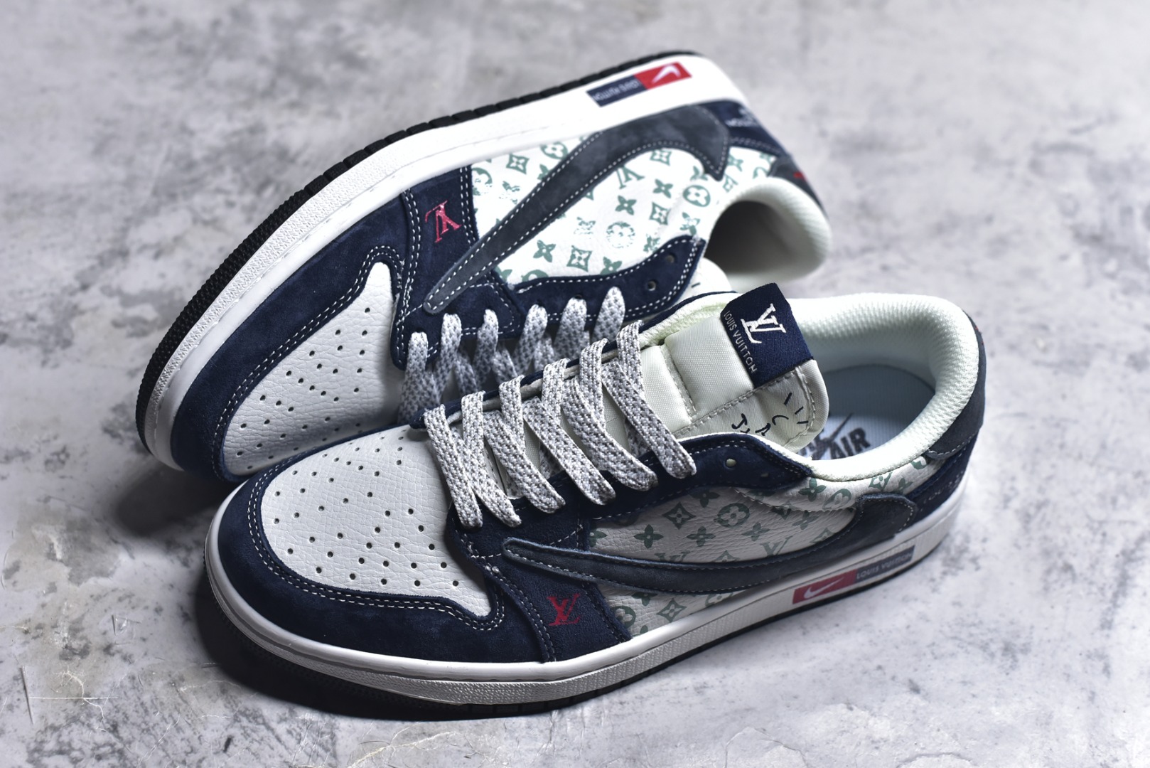 图片[7]-#海外爆款限量发售！Travis Scott x Fragment Design x Jordan Air Jordan 1 Low OG SP “LV联名——灰蓝印花猪八” 多方联名合作融合了Travi翻毛蓝勾s Scott 独特的音乐风格，藤原浩个性的设计风格以及Jordan品牌的经典元素 使其成为一双具有独特身份和价值的鞋子 清新而立体的外观加上联名标识更突出了其独特身份 这种配色方案显示出活力和时尚感 在视觉上引人注目 鞋身的质感和细腻的细节处理使其显得高端而格调十足 这款“倒钩”联名是设计与创意完美结合 融合多方的个性风格是一款备受瞩目的潮流鞋款 低帮休闲板鞋 定制鞋盒 大厂纯原品质出货 超高清洁度 皮料切割干净无任何毛边 细节完美 货号：DZ5899-034 尺码：36 36.5 37.5 38 38.5 39 40 40.5 41 42 42.5 43 44 44.5 45-选品中心