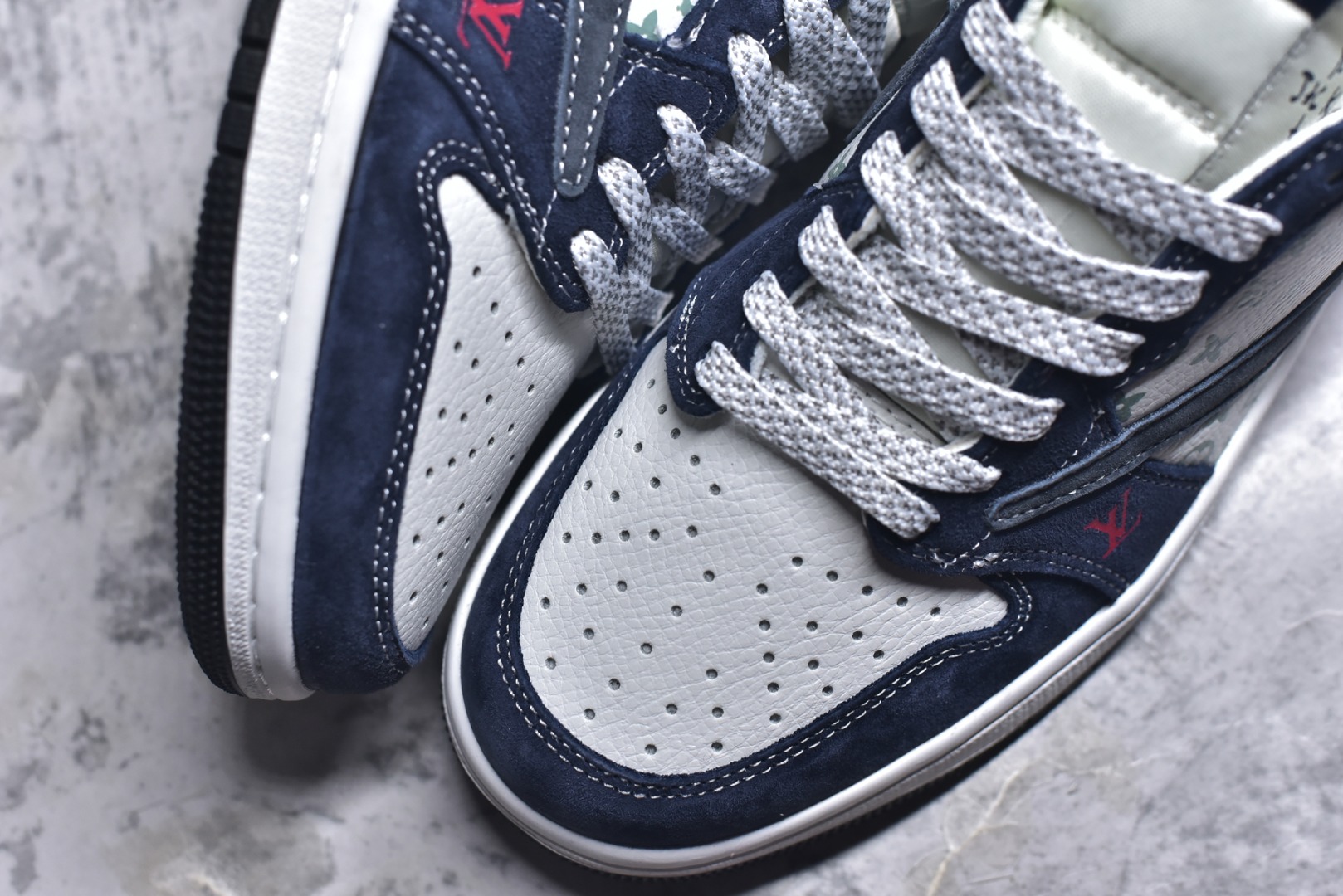图片[8]-#海外爆款限量发售！Travis Scott x Fragment Design x Jordan Air Jordan 1 Low OG SP “LV联名——灰蓝印花猪八” 多方联名合作融合了Travi翻毛蓝勾s Scott 独特的音乐风格，藤原浩个性的设计风格以及Jordan品牌的经典元素 使其成为一双具有独特身份和价值的鞋子 清新而立体的外观加上联名标识更突出了其独特身份 这种配色方案显示出活力和时尚感 在视觉上引人注目 鞋身的质感和细腻的细节处理使其显得高端而格调十足 这款“倒钩”联名是设计与创意完美结合 融合多方的个性风格是一款备受瞩目的潮流鞋款 低帮休闲板鞋 定制鞋盒 大厂纯原品质出货 超高清洁度 皮料切割干净无任何毛边 细节完美 货号：DZ5899-034 尺码：36 36.5 37.5 38 38.5 39 40 40.5 41 42 42.5 43 44 44.5 45-选品中心
