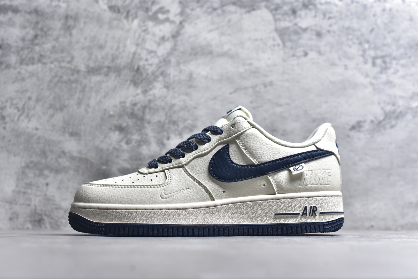 #海外限量发售！公司级NIke Air Force 1 \'07 Low “NIKE压纹——米白深蓝树纹”空军一号 低帮 运动鞋 休闲鞋 折边针车 工艺难度大 原楦头原纸板 原装鞋盒 定制五金配件 内置全掌气垫 原厂鞋底 货号：SM6668-122 尺码：36 36.5 37.5 38 38.5 39 40 40.5 41 42 42.5 43 44 44.5 45-选品中心
