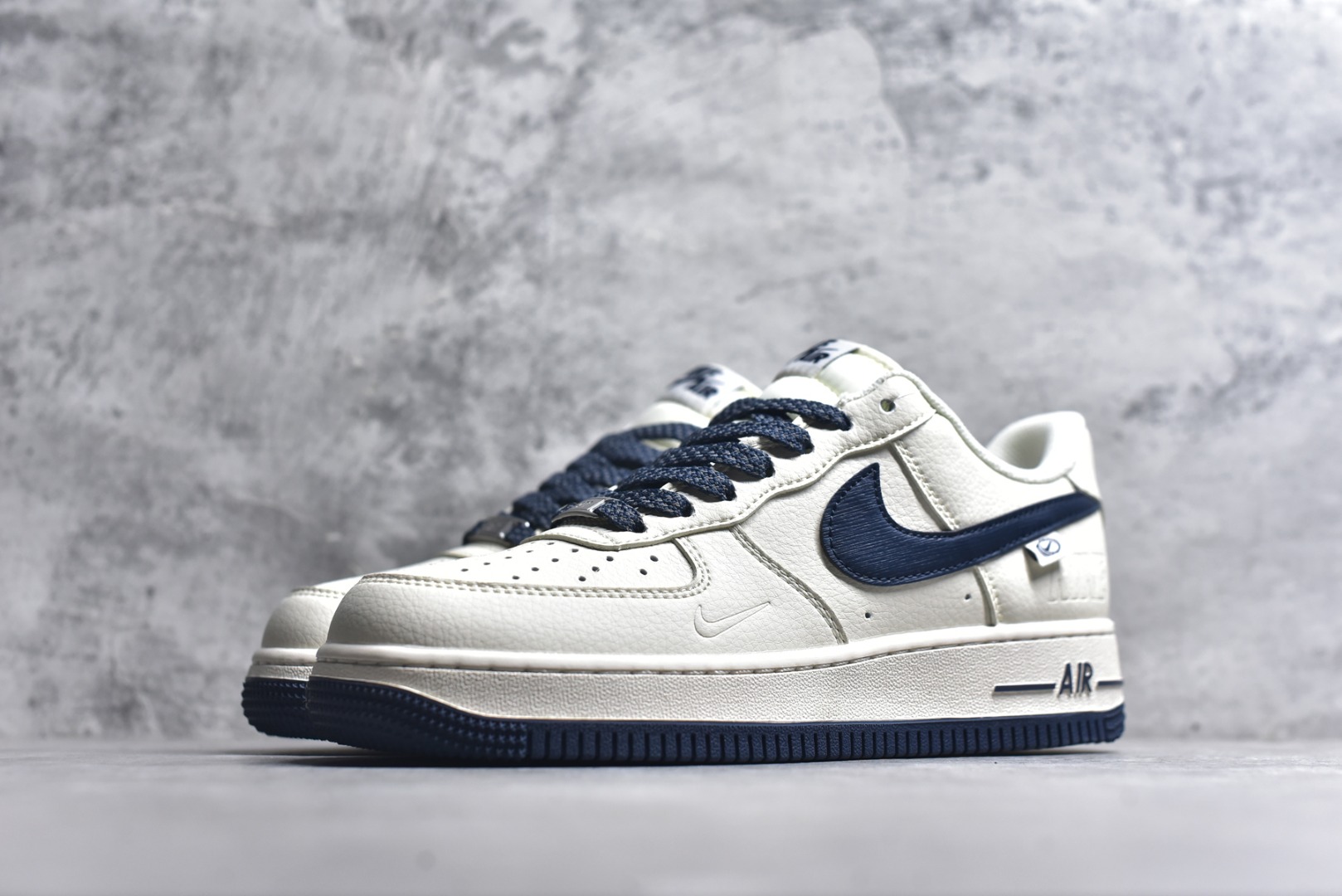 图片[2]-#海外限量发售！公司级NIke Air Force 1 \’07 Low “NIKE压纹——米白深蓝树纹”空军一号 低帮 运动鞋 休闲鞋 折边针车 工艺难度大 原楦头原纸板 原装鞋盒 定制五金配件 内置全掌气垫 原厂鞋底 货号：SM6668-122 尺码：36 36.5 37.5 38 38.5 39 40 40.5 41 42 42.5 43 44 44.5 45-选品中心