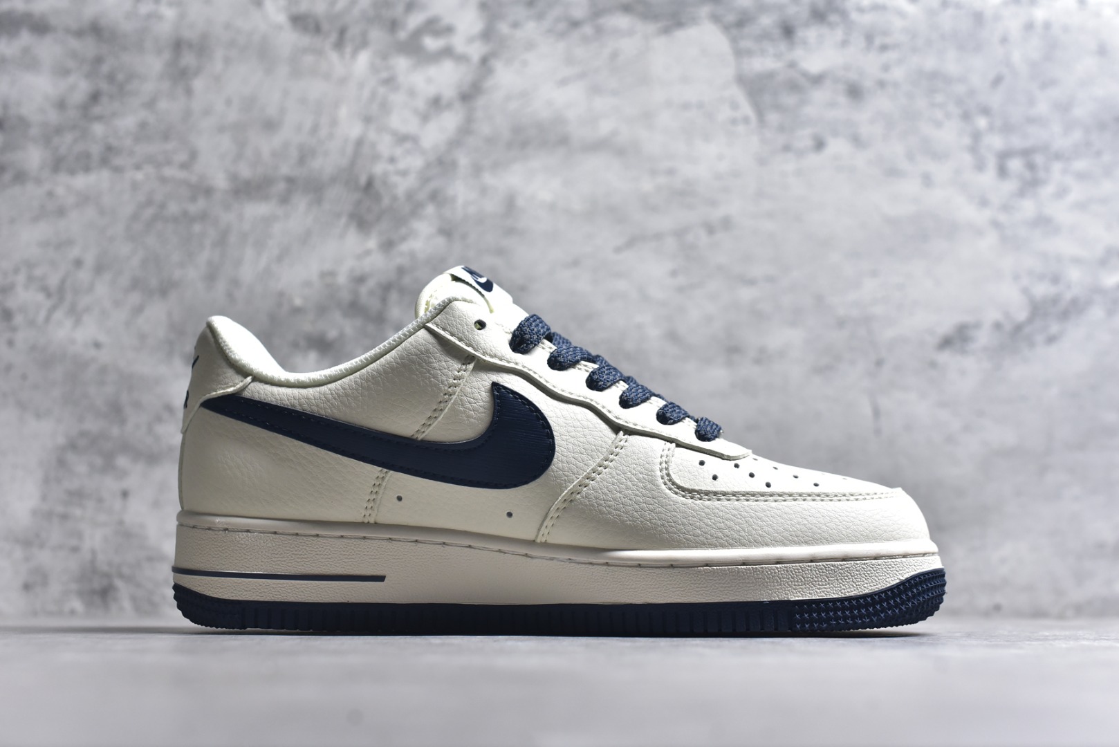 图片[3]-#海外限量发售！公司级NIke Air Force 1 \’07 Low “NIKE压纹——米白深蓝树纹”空军一号 低帮 运动鞋 休闲鞋 折边针车 工艺难度大 原楦头原纸板 原装鞋盒 定制五金配件 内置全掌气垫 原厂鞋底 货号：SM6668-122 尺码：36 36.5 37.5 38 38.5 39 40 40.5 41 42 42.5 43 44 44.5 45-选品中心