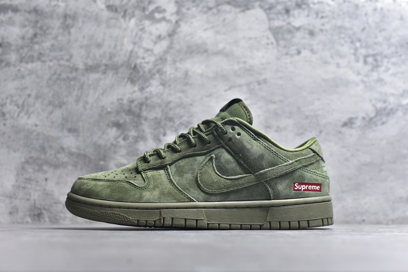 #海外爆款限量发售！高端定制Nike SB Dunk Low “Superme联名------军绿麂皮” 高端定制 低帮休闲板鞋 定制鞋盒 大厂纯原品质出货 超高清洁度 皮料切割干净无任何毛边 细节完美 货号：SD8888-003 尺码：36 36.5 37.5 38 38.5 39 40 40.5 41 42 42.5 43 44 44.5 45-选品中心