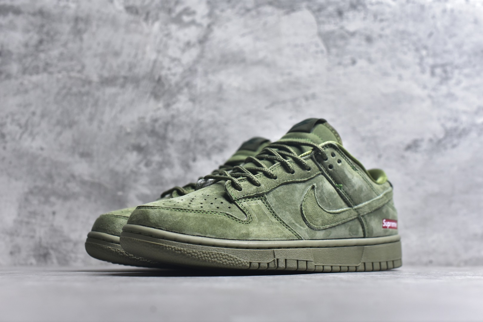 图片[2]-#海外爆款限量发售！高端定制Nike SB Dunk Low “Superme联名——军绿麂皮” 高端定制 低帮休闲板鞋 定制鞋盒 大厂纯原品质出货 超高清洁度 皮料切割干净无任何毛边 细节完美 货号：SD8888-003 尺码：36 36.5 37.5 38 38.5 39 40 40.5 41 42 42.5 43 44 44.5 45-选品中心