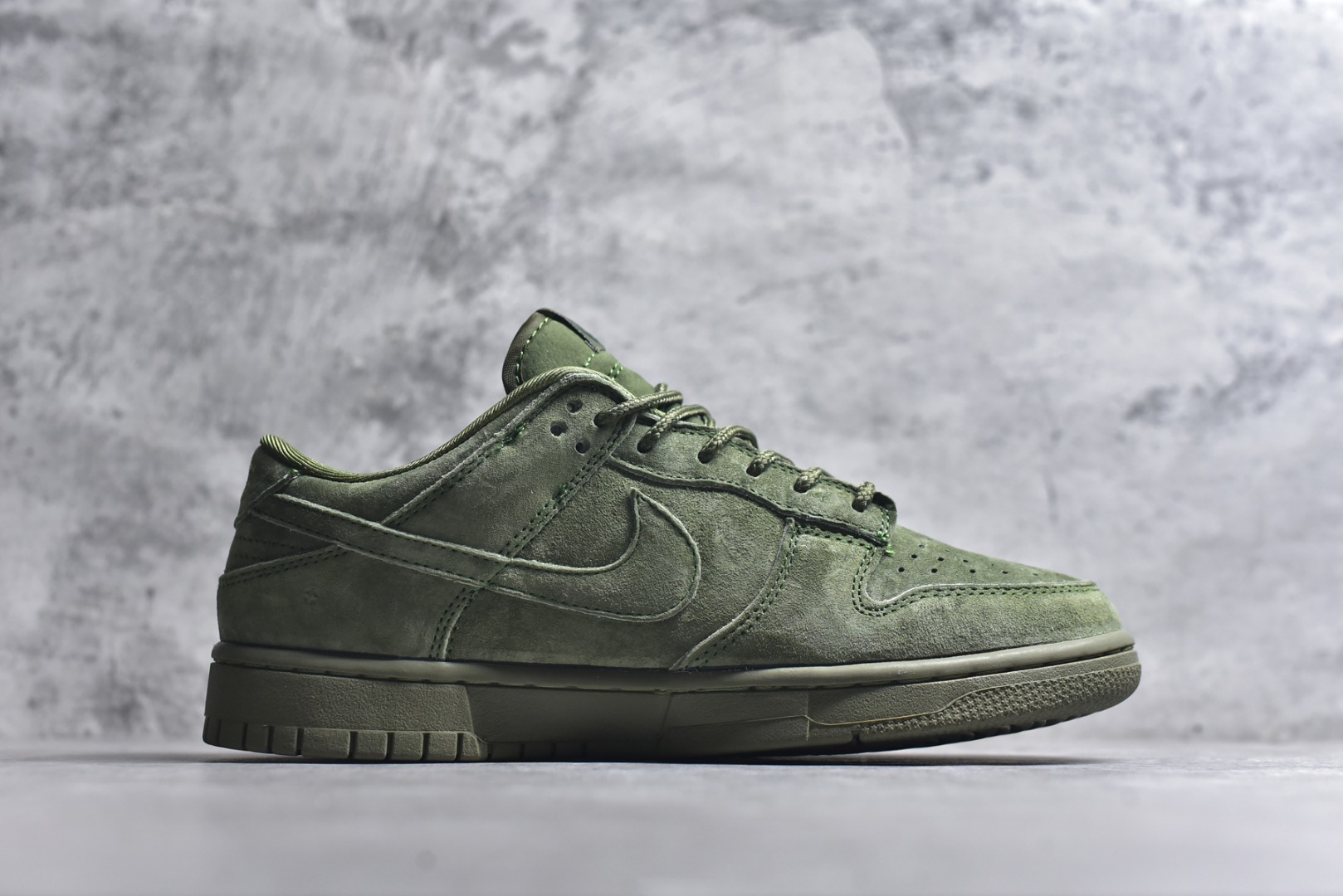 图片[3]-#海外爆款限量发售！高端定制Nike SB Dunk Low “Superme联名——军绿麂皮” 高端定制 低帮休闲板鞋 定制鞋盒 大厂纯原品质出货 超高清洁度 皮料切割干净无任何毛边 细节完美 货号：SD8888-003 尺码：36 36.5 37.5 38 38.5 39 40 40.5 41 42 42.5 43 44 44.5 45-选品中心