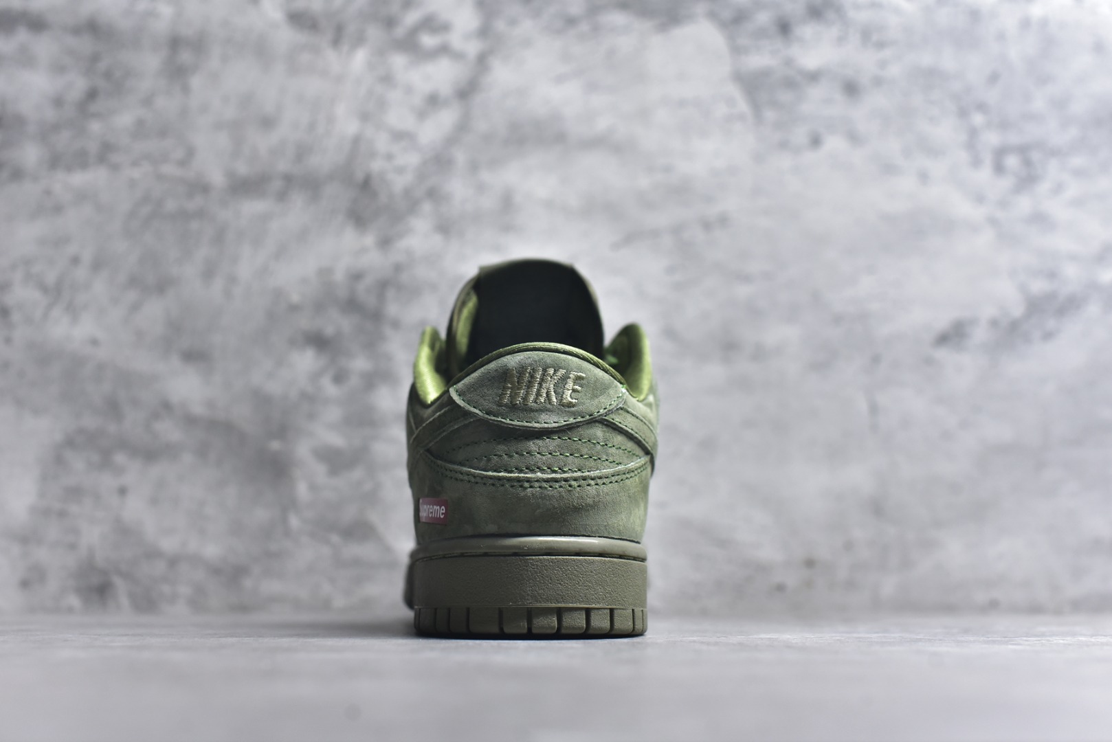图片[5]-#海外爆款限量发售！高端定制Nike SB Dunk Low “Superme联名——军绿麂皮” 高端定制 低帮休闲板鞋 定制鞋盒 大厂纯原品质出货 超高清洁度 皮料切割干净无任何毛边 细节完美 货号：SD8888-003 尺码：36 36.5 37.5 38 38.5 39 40 40.5 41 42 42.5 43 44 44.5 45-选品中心