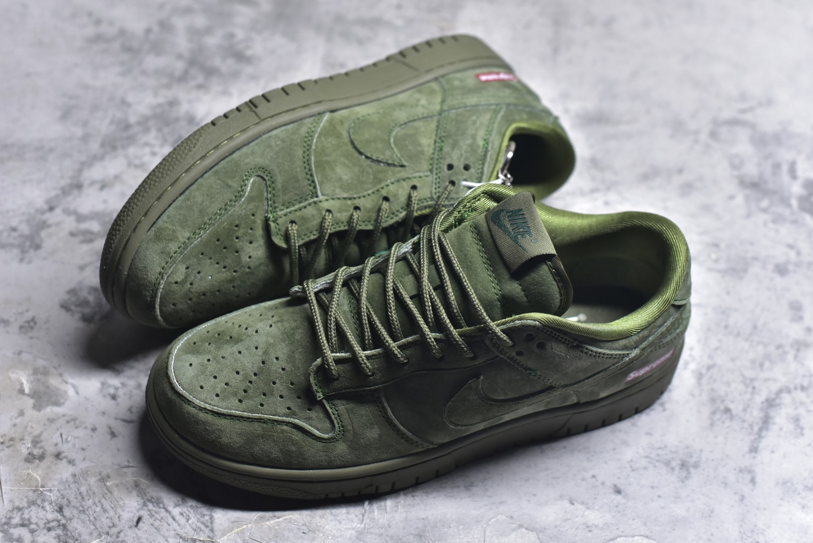 图片[7]-#海外爆款限量发售！高端定制Nike SB Dunk Low “Superme联名——军绿麂皮” 高端定制 低帮休闲板鞋 定制鞋盒 大厂纯原品质出货 超高清洁度 皮料切割干净无任何毛边 细节完美 货号：SD8888-003 尺码：36 36.5 37.5 38 38.5 39 40 40.5 41 42 42.5 43 44 44.5 45-选品中心