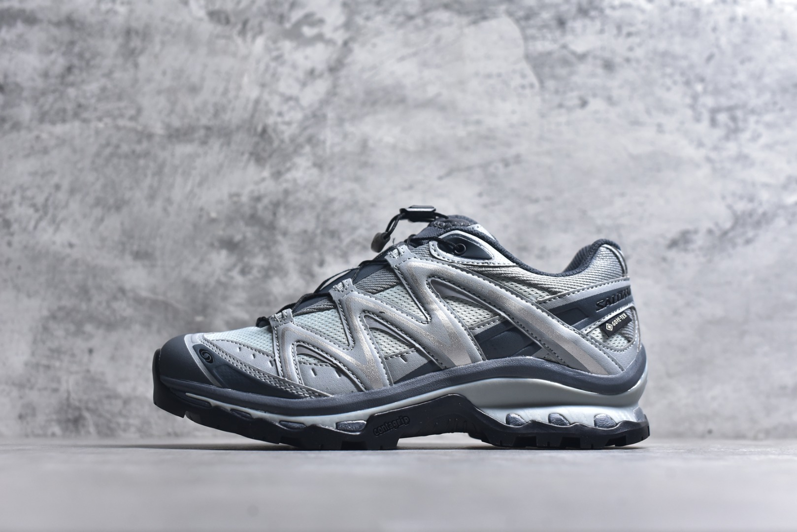#Salomon XT-QUEST GTX 萨洛蒙户外越野跑鞋 491276 22 #鞋面采用SENSIFIT贴合技术 全方位贴合包裹脚型 鞋跟部鞋底牵引设计 提供强大的抓地性能 更适应野外崎岖不平的道路 其3D ADVANCED CHASSIS底盘 材料轻量大化 钉齿设计更具稳定性、防护性 鞋底易磨损区运用CONTAGRIP高耐磨材料 应对城市硬质路面长距离跑考验 尺码：36-46-选品中心