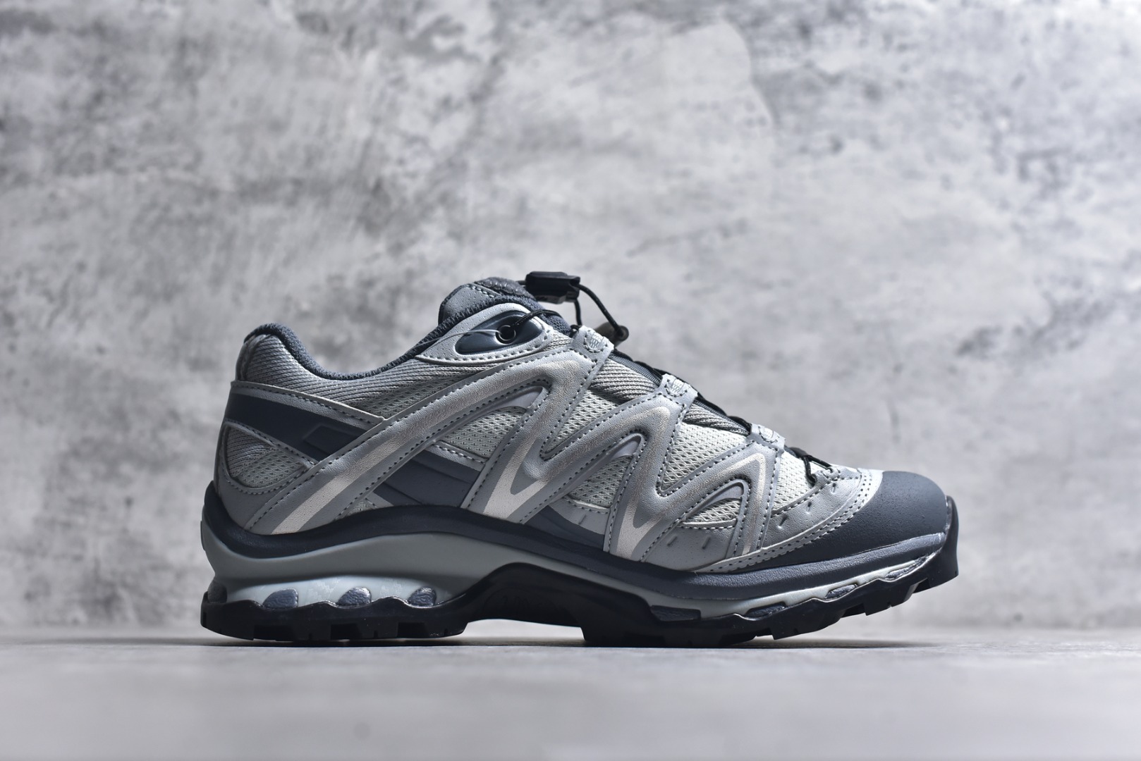 图片[3]-#Salomon XT-QUEST GTX 萨洛蒙户外越野跑鞋 491276 22 #鞋面采用SENSIFIT贴合技术 全方位贴合包裹脚型 鞋跟部鞋底牵引设计 提供强大的抓地性能 更适应野外崎岖不平的道路 其3D ADVANCED CHASSIS底盘 材料轻量大化 钉齿设计更具稳定性、防护性 鞋底易磨损区运用CONTAGRIP高耐磨材料 应对城市硬质路面长距离跑考验 尺码：36-46-选品中心