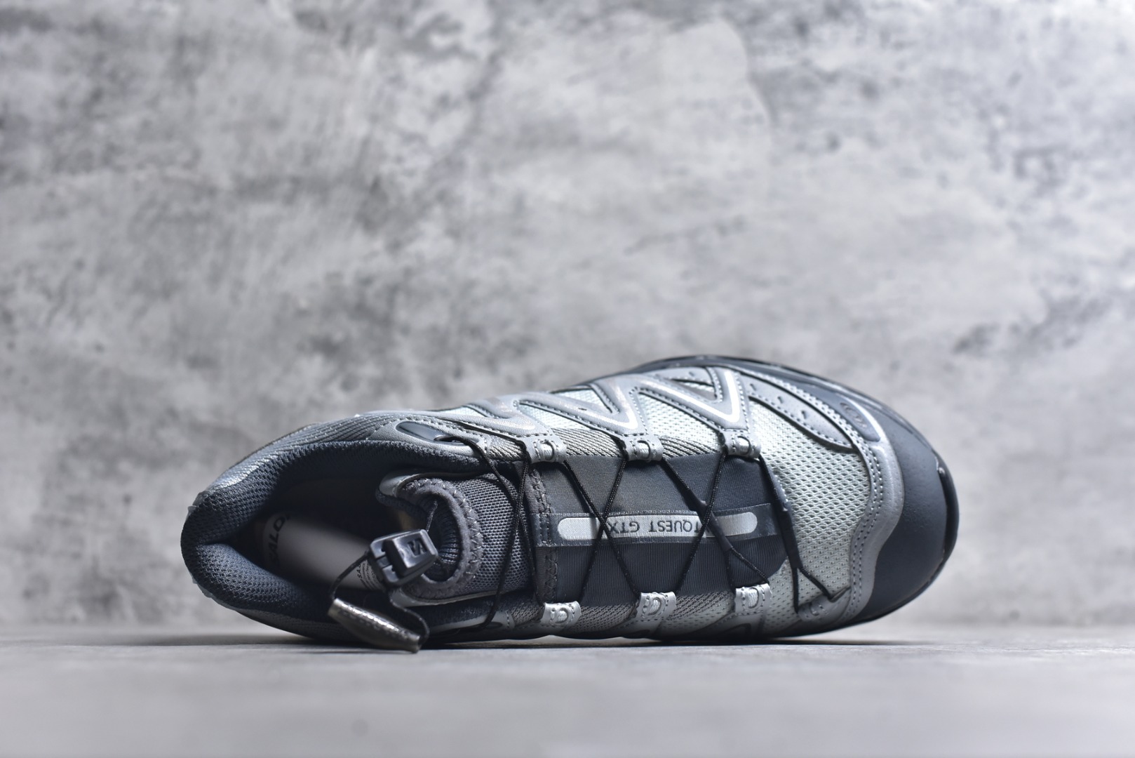 图片[4]-#Salomon XT-QUEST GTX 萨洛蒙户外越野跑鞋 491276 22 #鞋面采用SENSIFIT贴合技术 全方位贴合包裹脚型 鞋跟部鞋底牵引设计 提供强大的抓地性能 更适应野外崎岖不平的道路 其3D ADVANCED CHASSIS底盘 材料轻量大化 钉齿设计更具稳定性、防护性 鞋底易磨损区运用CONTAGRIP高耐磨材料 应对城市硬质路面长距离跑考验 尺码：36-46-选品中心