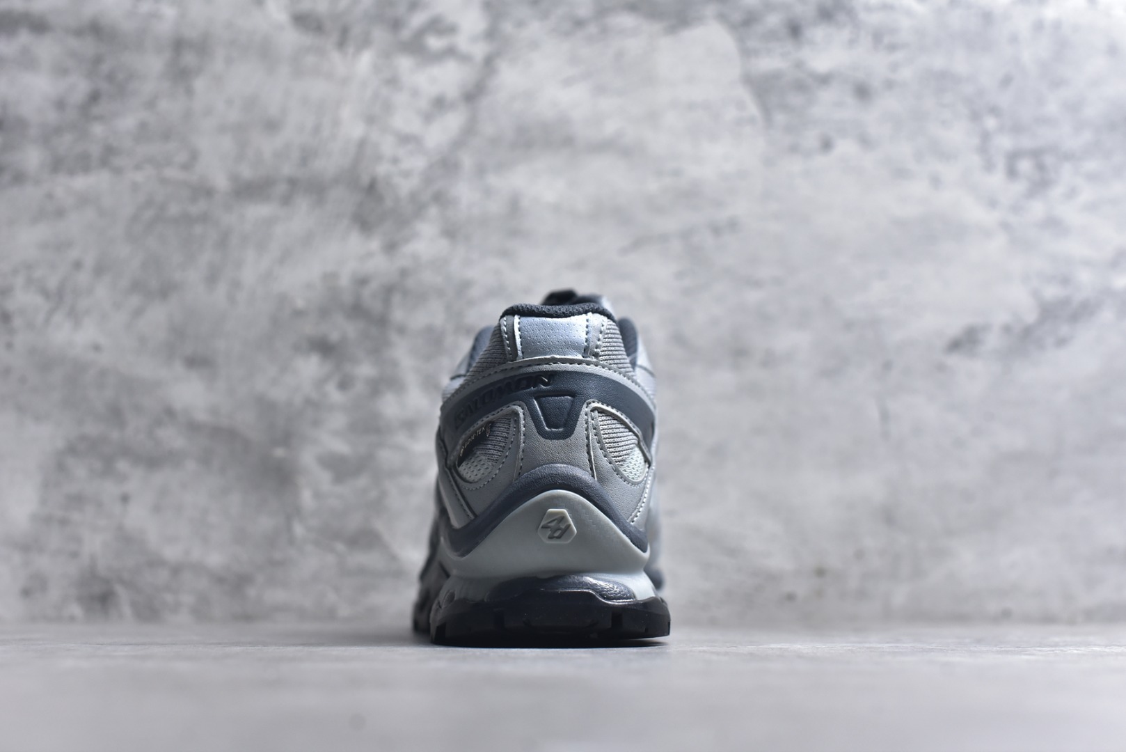 图片[5]-#Salomon XT-QUEST GTX 萨洛蒙户外越野跑鞋 491276 22 #鞋面采用SENSIFIT贴合技术 全方位贴合包裹脚型 鞋跟部鞋底牵引设计 提供强大的抓地性能 更适应野外崎岖不平的道路 其3D ADVANCED CHASSIS底盘 材料轻量大化 钉齿设计更具稳定性、防护性 鞋底易磨损区运用CONTAGRIP高耐磨材料 应对城市硬质路面长距离跑考验 尺码：36-46-选品中心