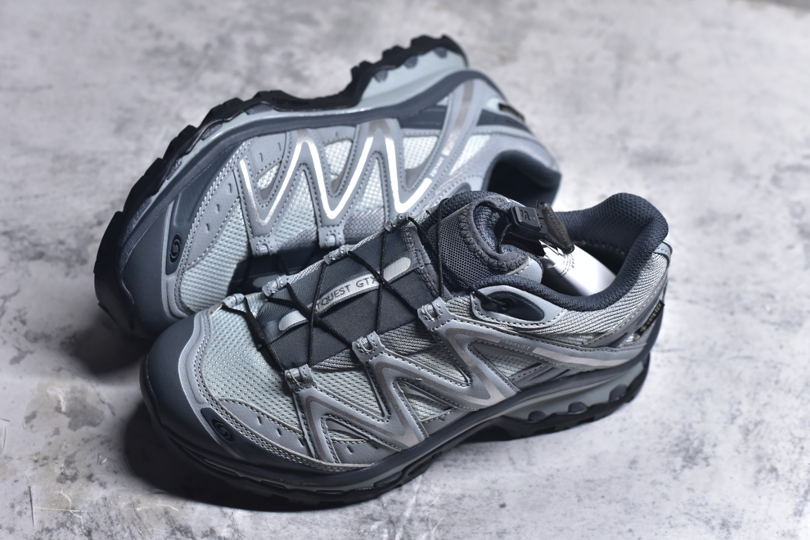 图片[7]-#Salomon XT-QUEST GTX 萨洛蒙户外越野跑鞋 491276 22 #鞋面采用SENSIFIT贴合技术 全方位贴合包裹脚型 鞋跟部鞋底牵引设计 提供强大的抓地性能 更适应野外崎岖不平的道路 其3D ADVANCED CHASSIS底盘 材料轻量大化 钉齿设计更具稳定性、防护性 鞋底易磨损区运用CONTAGRIP高耐磨材料 应对城市硬质路面长距离跑考验 尺码：36-46-选品中心