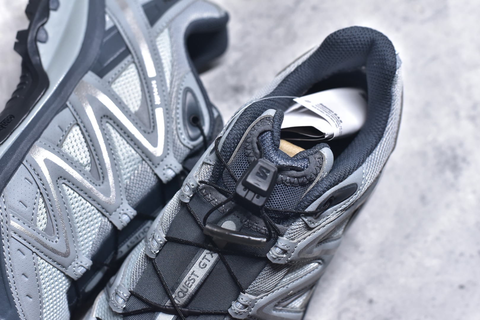 图片[9]-#Salomon XT-QUEST GTX 萨洛蒙户外越野跑鞋 491276 22 #鞋面采用SENSIFIT贴合技术 全方位贴合包裹脚型 鞋跟部鞋底牵引设计 提供强大的抓地性能 更适应野外崎岖不平的道路 其3D ADVANCED CHASSIS底盘 材料轻量大化 钉齿设计更具稳定性、防护性 鞋底易磨损区运用CONTAGRIP高耐磨材料 应对城市硬质路面长距离跑考验 尺码：36-46-选品中心