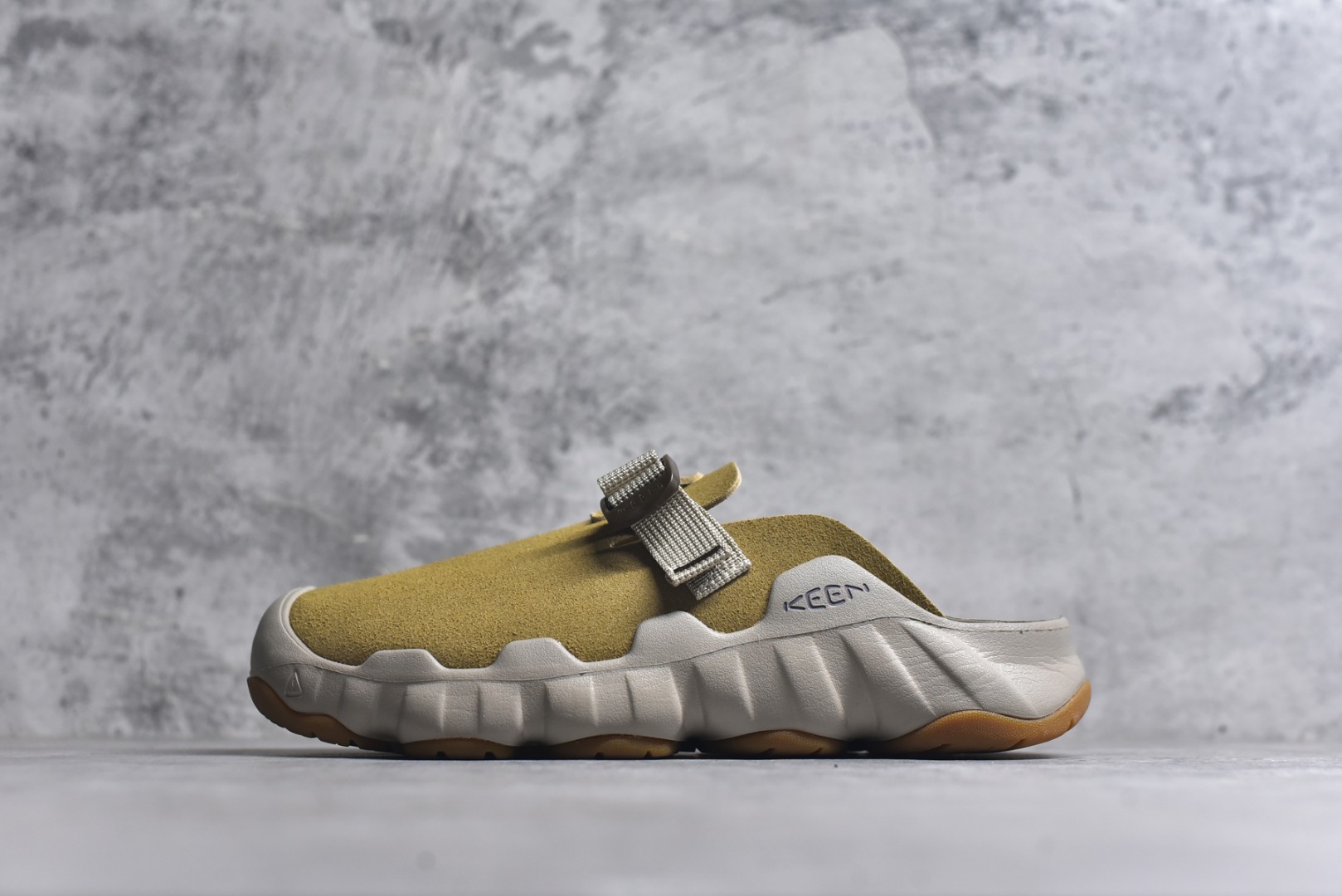 #Keen Hyperport Clog Leather 科恩夏季穆勒休闲半拖 采用了皮革鞋面 搭配可调节的系带系统 方便调节更加稳固 具有足弓支撑的吸震鞋垫 提供全天候的舒适 注塑泡沫中底 提供轻盈的穿着感 无痕AQUAGRIP橡胶外底与多向凸起纹路 增加防滑与耐磨性 为不同环境的穿着保驾护航 货号： 1030763 尺码：36 37 37.5 38 38.5 39 39.5 40 40.5 41 42 42.5 43 44 44.5 45-选品中心