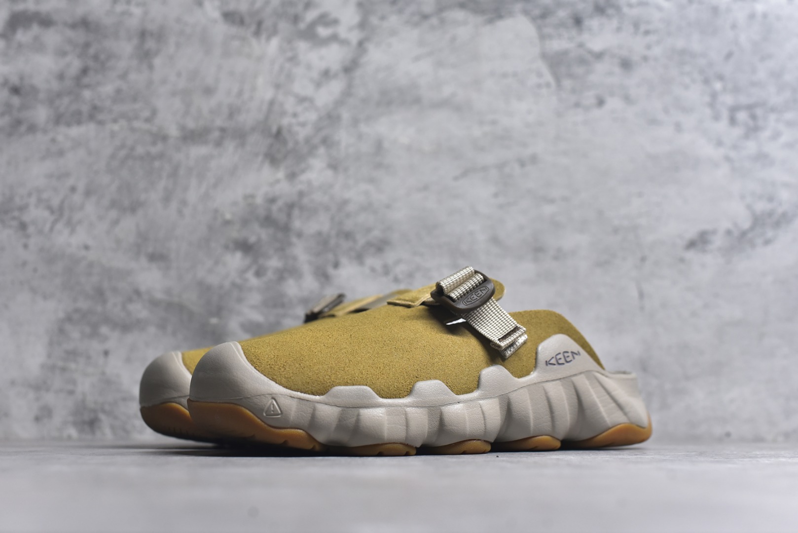 图片[2]-#Keen Hyperport Clog Leather 科恩夏季穆勒休闲半拖 采用了皮革鞋面 搭配可调节的系带系统 方便调节更加稳固 具有足弓支撑的吸震鞋垫 提供全天候的舒适 注塑泡沫中底 提供轻盈的穿着感 无痕AQUAGRIP橡胶外底与多向凸起纹路 增加防滑与耐磨性 为不同环境的穿着保驾护航 货号： 1030763 尺码：36 37 37.5 38 38.5 39 39.5 40 40.5 41 42 42.5 43 44 44.5 45-选品中心