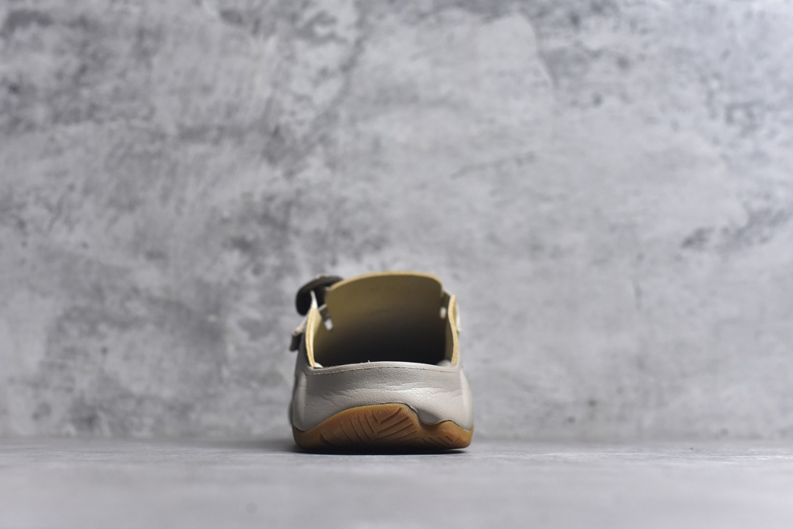 图片[5]-#Keen Hyperport Clog Leather 科恩夏季穆勒休闲半拖 采用了皮革鞋面 搭配可调节的系带系统 方便调节更加稳固 具有足弓支撑的吸震鞋垫 提供全天候的舒适 注塑泡沫中底 提供轻盈的穿着感 无痕AQUAGRIP橡胶外底与多向凸起纹路 增加防滑与耐磨性 为不同环境的穿着保驾护航 货号： 1030763 尺码：36 37 37.5 38 38.5 39 39.5 40 40.5 41 42 42.5 43 44 44.5 45-选品中心