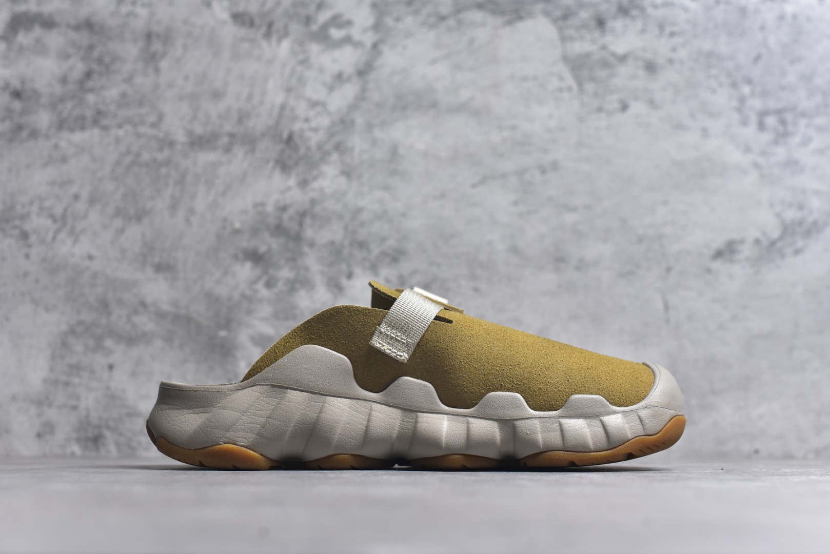 图片[3]-#Keen Hyperport Clog Leather 科恩夏季穆勒休闲半拖 采用了皮革鞋面 搭配可调节的系带系统 方便调节更加稳固 具有足弓支撑的吸震鞋垫 提供全天候的舒适 注塑泡沫中底 提供轻盈的穿着感 无痕AQUAGRIP橡胶外底与多向凸起纹路 增加防滑与耐磨性 为不同环境的穿着保驾护航 货号： 1030763 尺码：36 37 37.5 38 38.5 39 39.5 40 40.5 41 42 42.5 43 44 44.5 45-选品中心