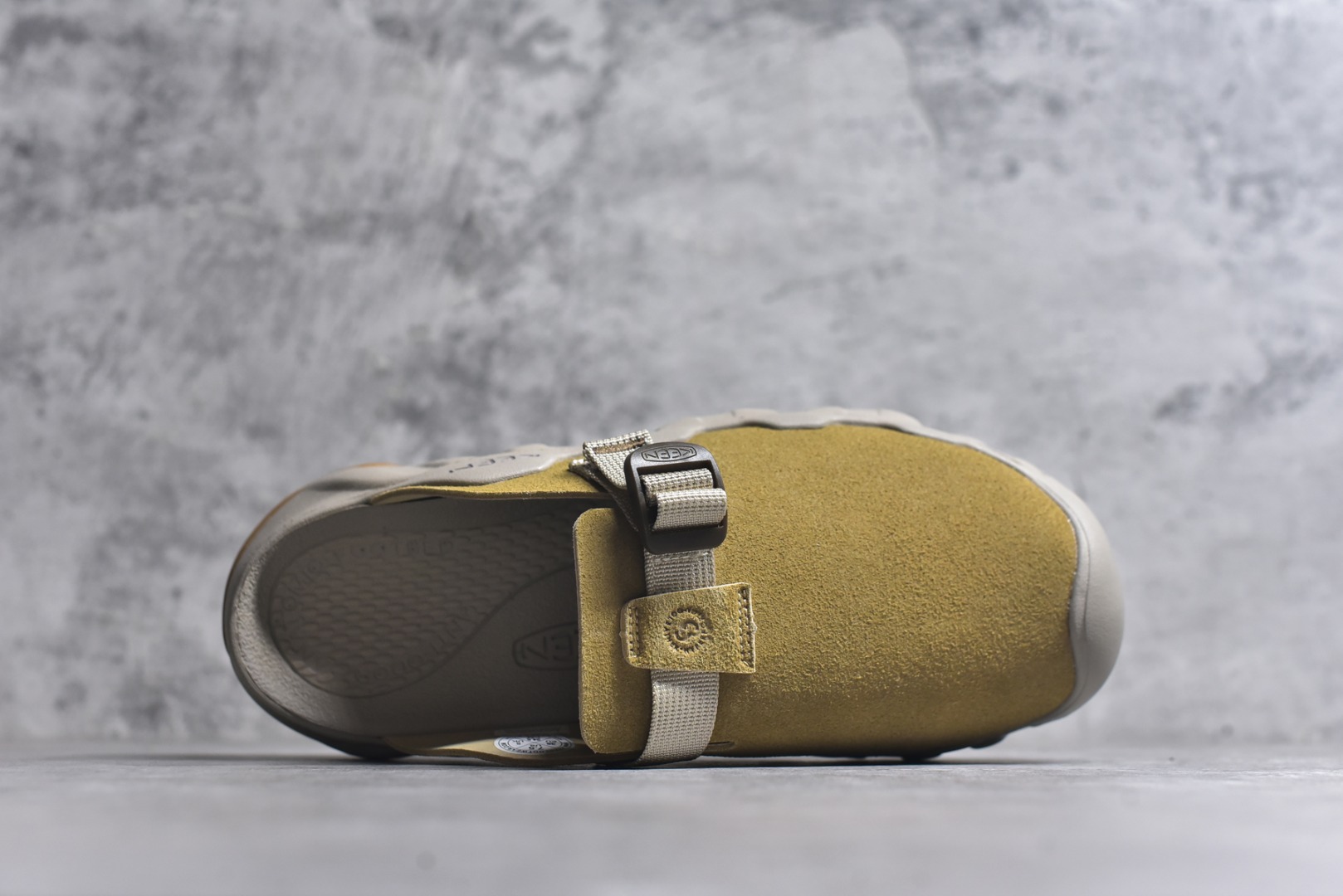 图片[4]-#Keen Hyperport Clog Leather 科恩夏季穆勒休闲半拖 采用了皮革鞋面 搭配可调节的系带系统 方便调节更加稳固 具有足弓支撑的吸震鞋垫 提供全天候的舒适 注塑泡沫中底 提供轻盈的穿着感 无痕AQUAGRIP橡胶外底与多向凸起纹路 增加防滑与耐磨性 为不同环境的穿着保驾护航 货号： 1030763 尺码：36 37 37.5 38 38.5 39 39.5 40 40.5 41 42 42.5 43 44 44.5 45-选品中心