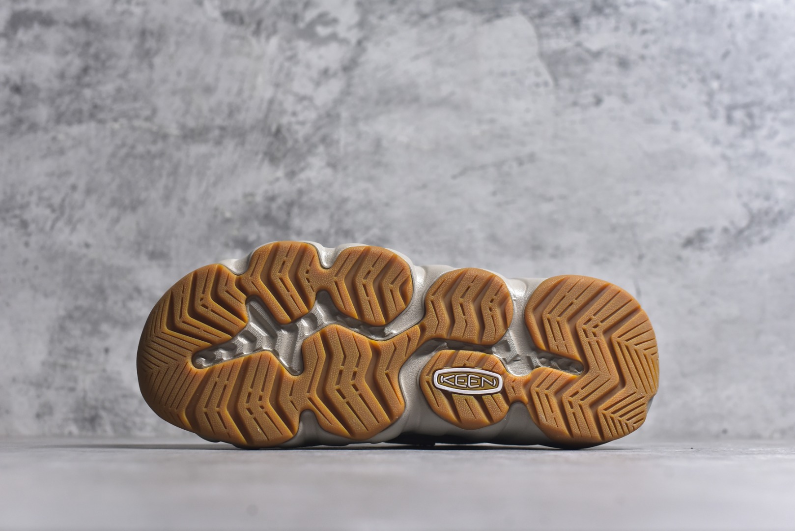 图片[6]-#Keen Hyperport Clog Leather 科恩夏季穆勒休闲半拖 采用了皮革鞋面 搭配可调节的系带系统 方便调节更加稳固 具有足弓支撑的吸震鞋垫 提供全天候的舒适 注塑泡沫中底 提供轻盈的穿着感 无痕AQUAGRIP橡胶外底与多向凸起纹路 增加防滑与耐磨性 为不同环境的穿着保驾护航 货号： 1030763 尺码：36 37 37.5 38 38.5 39 39.5 40 40.5 41 42 42.5 43 44 44.5 45-选品中心