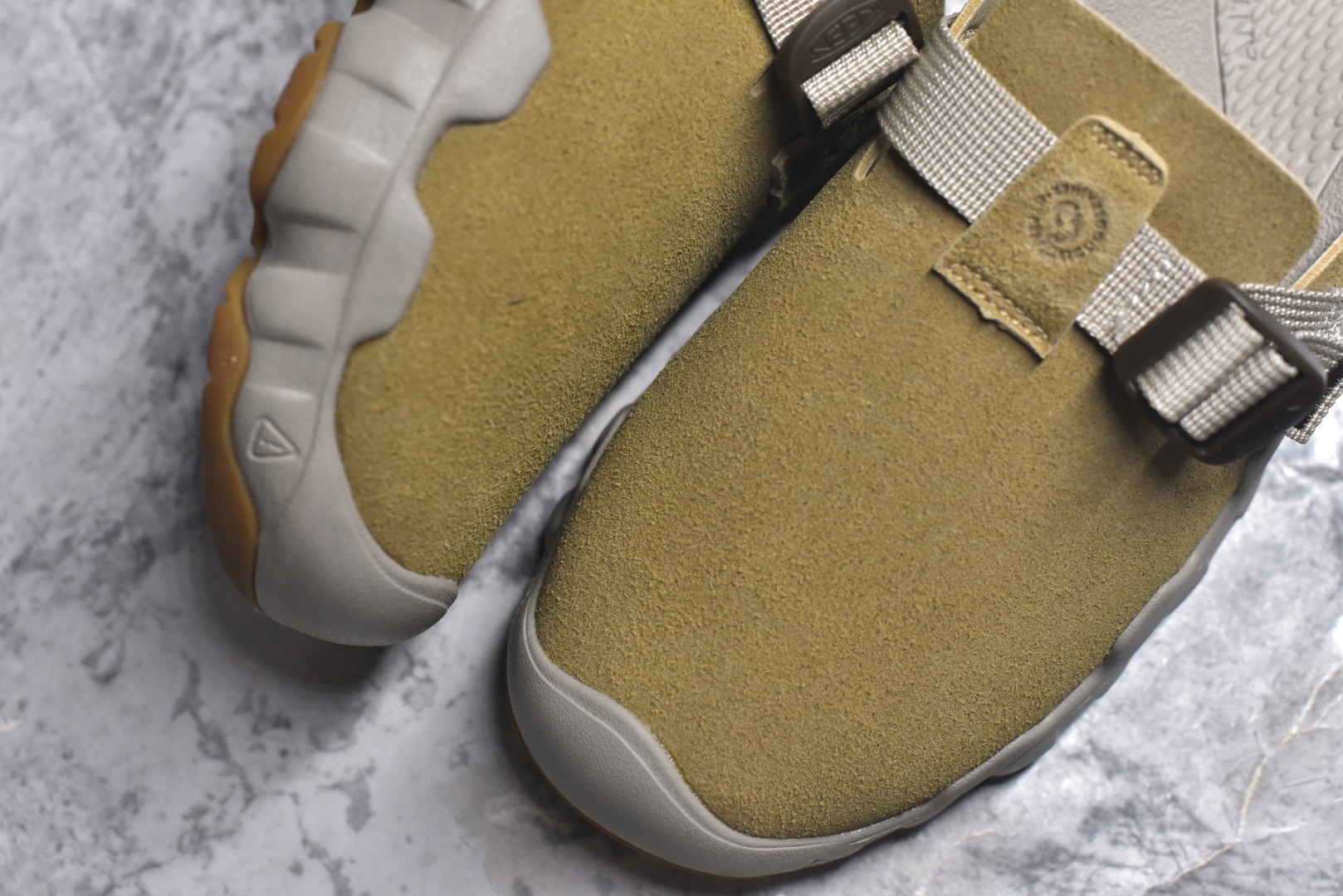 图片[8]-#Keen Hyperport Clog Leather 科恩夏季穆勒休闲半拖 采用了皮革鞋面 搭配可调节的系带系统 方便调节更加稳固 具有足弓支撑的吸震鞋垫 提供全天候的舒适 注塑泡沫中底 提供轻盈的穿着感 无痕AQUAGRIP橡胶外底与多向凸起纹路 增加防滑与耐磨性 为不同环境的穿着保驾护航 货号： 1030763 尺码：36 37 37.5 38 38.5 39 39.5 40 40.5 41 42 42.5 43 44 44.5 45-选品中心