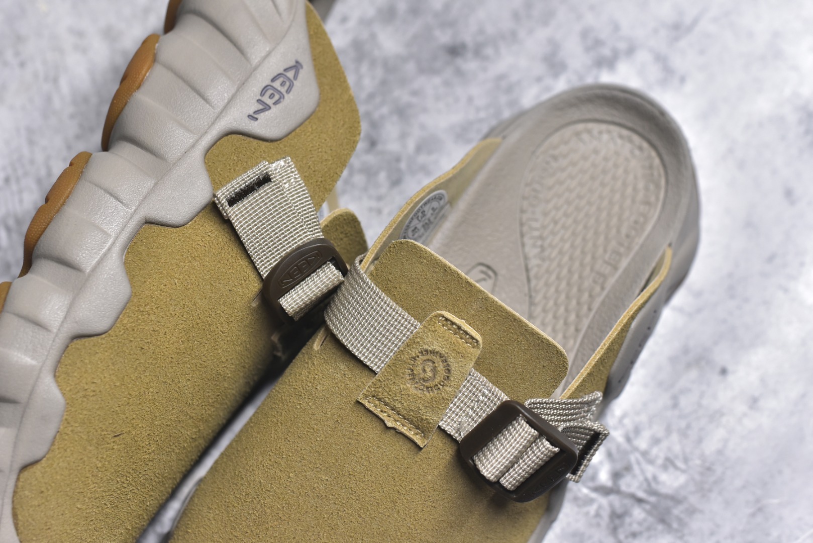 图片[9]-#Keen Hyperport Clog Leather 科恩夏季穆勒休闲半拖 采用了皮革鞋面 搭配可调节的系带系统 方便调节更加稳固 具有足弓支撑的吸震鞋垫 提供全天候的舒适 注塑泡沫中底 提供轻盈的穿着感 无痕AQUAGRIP橡胶外底与多向凸起纹路 增加防滑与耐磨性 为不同环境的穿着保驾护航 货号： 1030763 尺码：36 37 37.5 38 38.5 39 39.5 40 40.5 41 42 42.5 43 44 44.5 45-选品中心