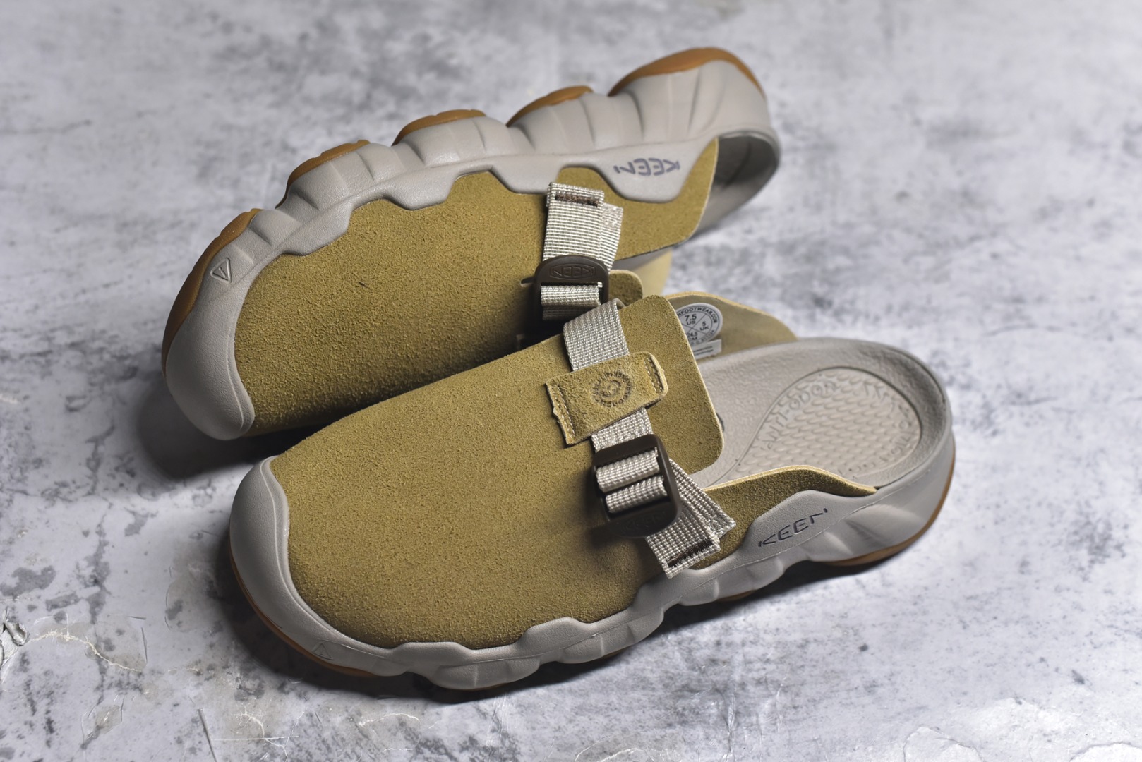 图片[7]-#Keen Hyperport Clog Leather 科恩夏季穆勒休闲半拖 采用了皮革鞋面 搭配可调节的系带系统 方便调节更加稳固 具有足弓支撑的吸震鞋垫 提供全天候的舒适 注塑泡沫中底 提供轻盈的穿着感 无痕AQUAGRIP橡胶外底与多向凸起纹路 增加防滑与耐磨性 为不同环境的穿着保驾护航 货号： 1030763 尺码：36 37 37.5 38 38.5 39 39.5 40 40.5 41 42 42.5 43 44 44.5 45-选品中心