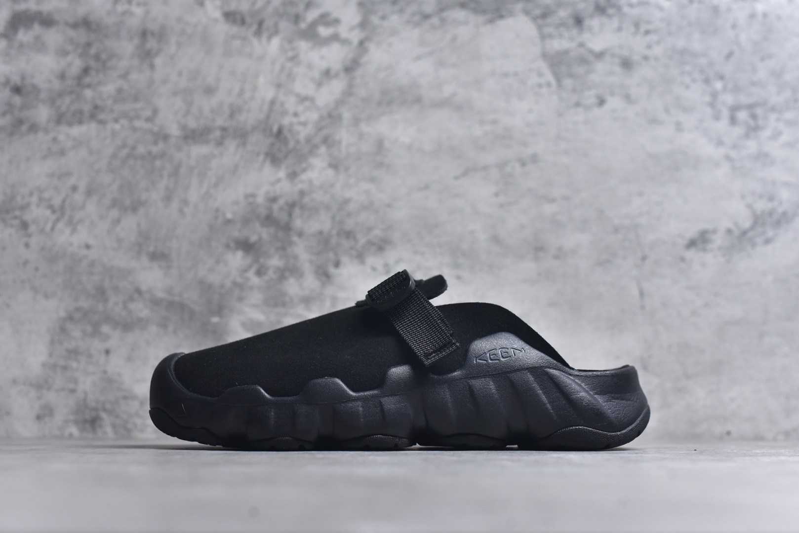 #Keen Hyperport Clog Leather 科恩夏季穆勒休闲半拖 采用了皮革鞋面 搭配可调节的系带系统 方便调节更加稳固 具有足弓支撑的吸震鞋垫 提供全天候的舒适 注塑泡沫中底 提供轻盈的穿着感 无痕AQUAGRIP橡胶外底与多向凸起纹路 增加防滑与耐磨性 为不同环境的穿着保驾护航 货号： 1030766 尺码：36 37 37.5 38 38.5 39 39.5 40 40.5 41 42 42.5 43 44 44.5 45-选品中心