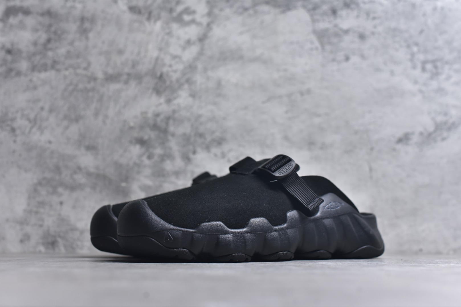 图片[2]-#Keen Hyperport Clog Leather 科恩夏季穆勒休闲半拖 采用了皮革鞋面 搭配可调节的系带系统 方便调节更加稳固 具有足弓支撑的吸震鞋垫 提供全天候的舒适 注塑泡沫中底 提供轻盈的穿着感 无痕AQUAGRIP橡胶外底与多向凸起纹路 增加防滑与耐磨性 为不同环境的穿着保驾护航 货号： 1030766 尺码：36 37 37.5 38 38.5 39 39.5 40 40.5 41 42 42.5 43 44 44.5 45-选品中心