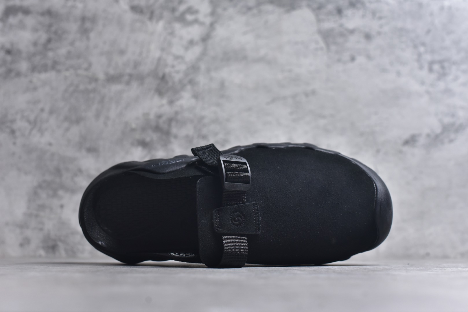 图片[4]-#Keen Hyperport Clog Leather 科恩夏季穆勒休闲半拖 采用了皮革鞋面 搭配可调节的系带系统 方便调节更加稳固 具有足弓支撑的吸震鞋垫 提供全天候的舒适 注塑泡沫中底 提供轻盈的穿着感 无痕AQUAGRIP橡胶外底与多向凸起纹路 增加防滑与耐磨性 为不同环境的穿着保驾护航 货号： 1030766 尺码：36 37 37.5 38 38.5 39 39.5 40 40.5 41 42 42.5 43 44 44.5 45-选品中心