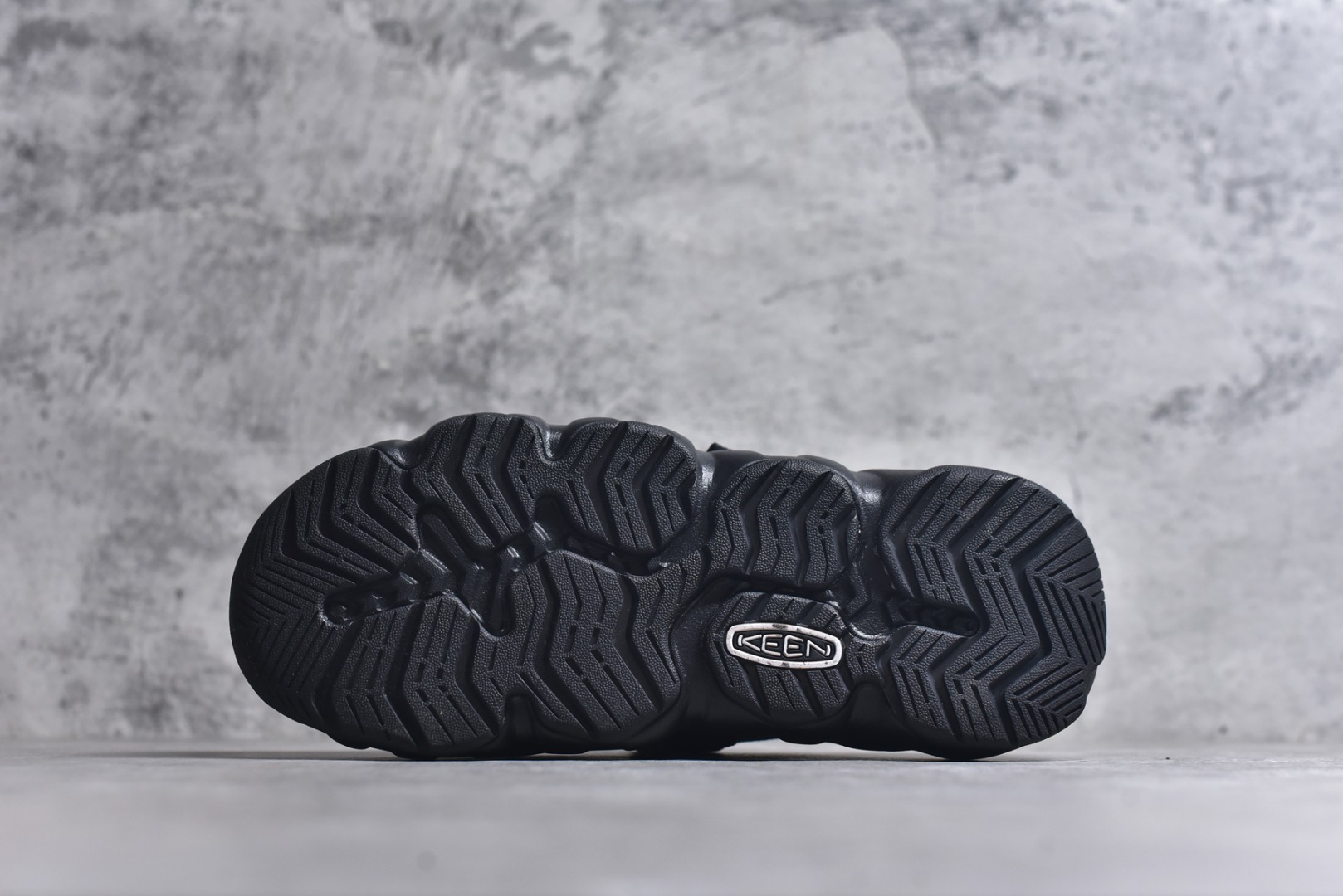 图片[6]-#Keen Hyperport Clog Leather 科恩夏季穆勒休闲半拖 采用了皮革鞋面 搭配可调节的系带系统 方便调节更加稳固 具有足弓支撑的吸震鞋垫 提供全天候的舒适 注塑泡沫中底 提供轻盈的穿着感 无痕AQUAGRIP橡胶外底与多向凸起纹路 增加防滑与耐磨性 为不同环境的穿着保驾护航 货号： 1030766 尺码：36 37 37.5 38 38.5 39 39.5 40 40.5 41 42 42.5 43 44 44.5 45-选品中心