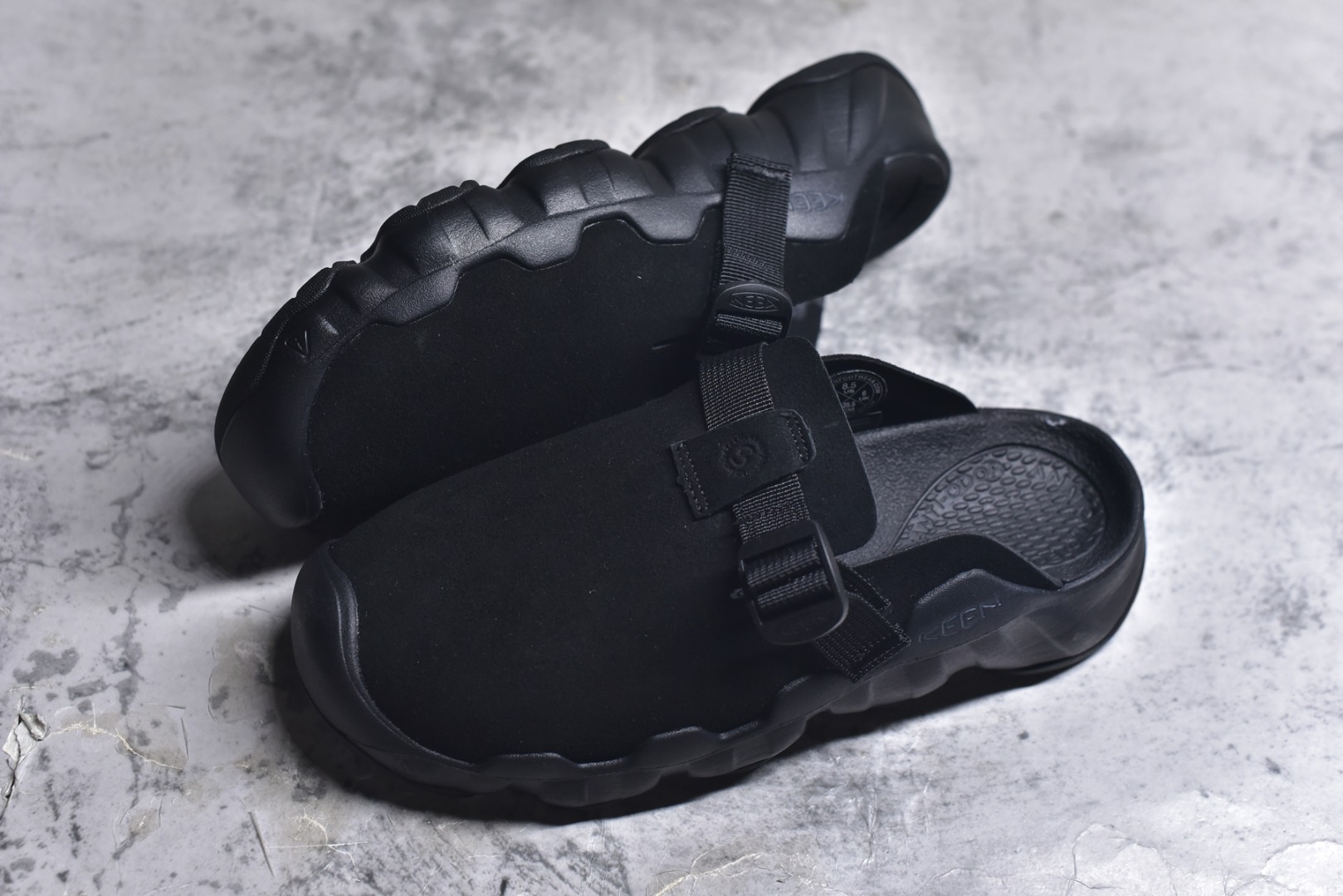 图片[7]-#Keen Hyperport Clog Leather 科恩夏季穆勒休闲半拖 采用了皮革鞋面 搭配可调节的系带系统 方便调节更加稳固 具有足弓支撑的吸震鞋垫 提供全天候的舒适 注塑泡沫中底 提供轻盈的穿着感 无痕AQUAGRIP橡胶外底与多向凸起纹路 增加防滑与耐磨性 为不同环境的穿着保驾护航 货号： 1030766 尺码：36 37 37.5 38 38.5 39 39.5 40 40.5 41 42 42.5 43 44 44.5 45-选品中心