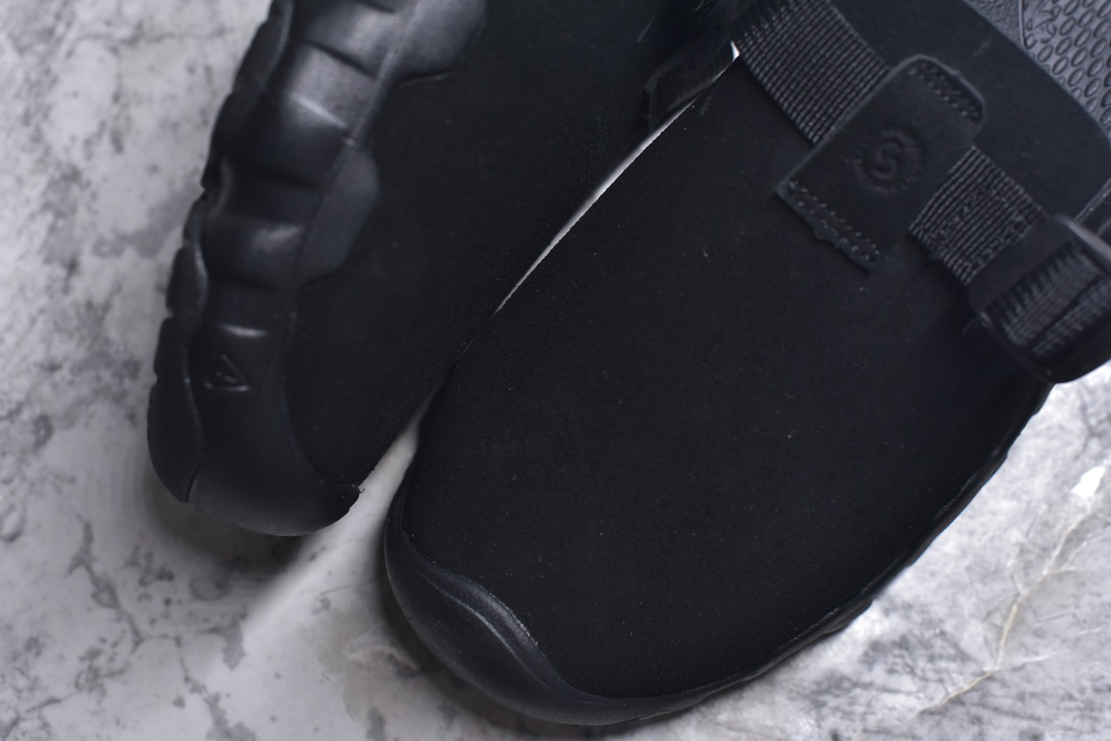 图片[8]-#Keen Hyperport Clog Leather 科恩夏季穆勒休闲半拖 采用了皮革鞋面 搭配可调节的系带系统 方便调节更加稳固 具有足弓支撑的吸震鞋垫 提供全天候的舒适 注塑泡沫中底 提供轻盈的穿着感 无痕AQUAGRIP橡胶外底与多向凸起纹路 增加防滑与耐磨性 为不同环境的穿着保驾护航 货号： 1030766 尺码：36 37 37.5 38 38.5 39 39.5 40 40.5 41 42 42.5 43 44 44.5 45-选品中心